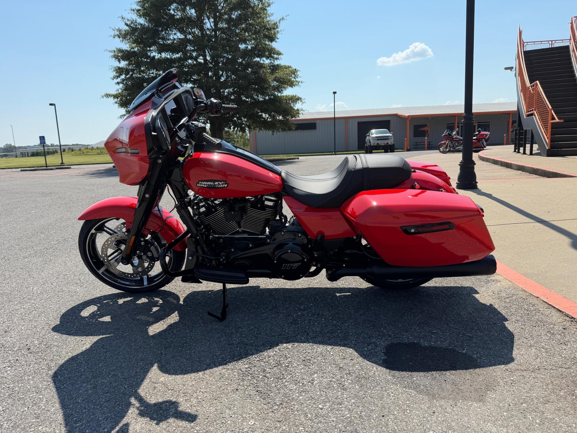 2026 Harley-Davidson® Street Glide® Blood Orange Black Trim, photo 7
