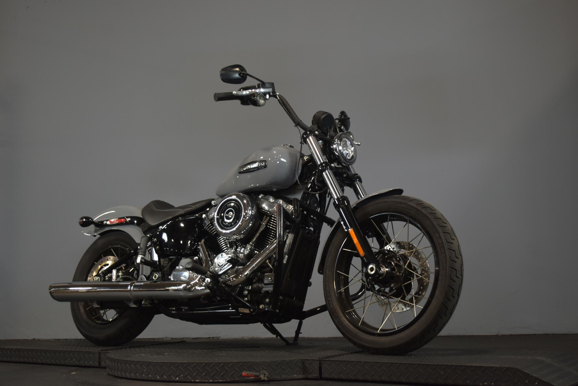2026 Harley-Davidson® Street Bob® Dark Billiard Gray Chrome Cast Wheels, photo 23