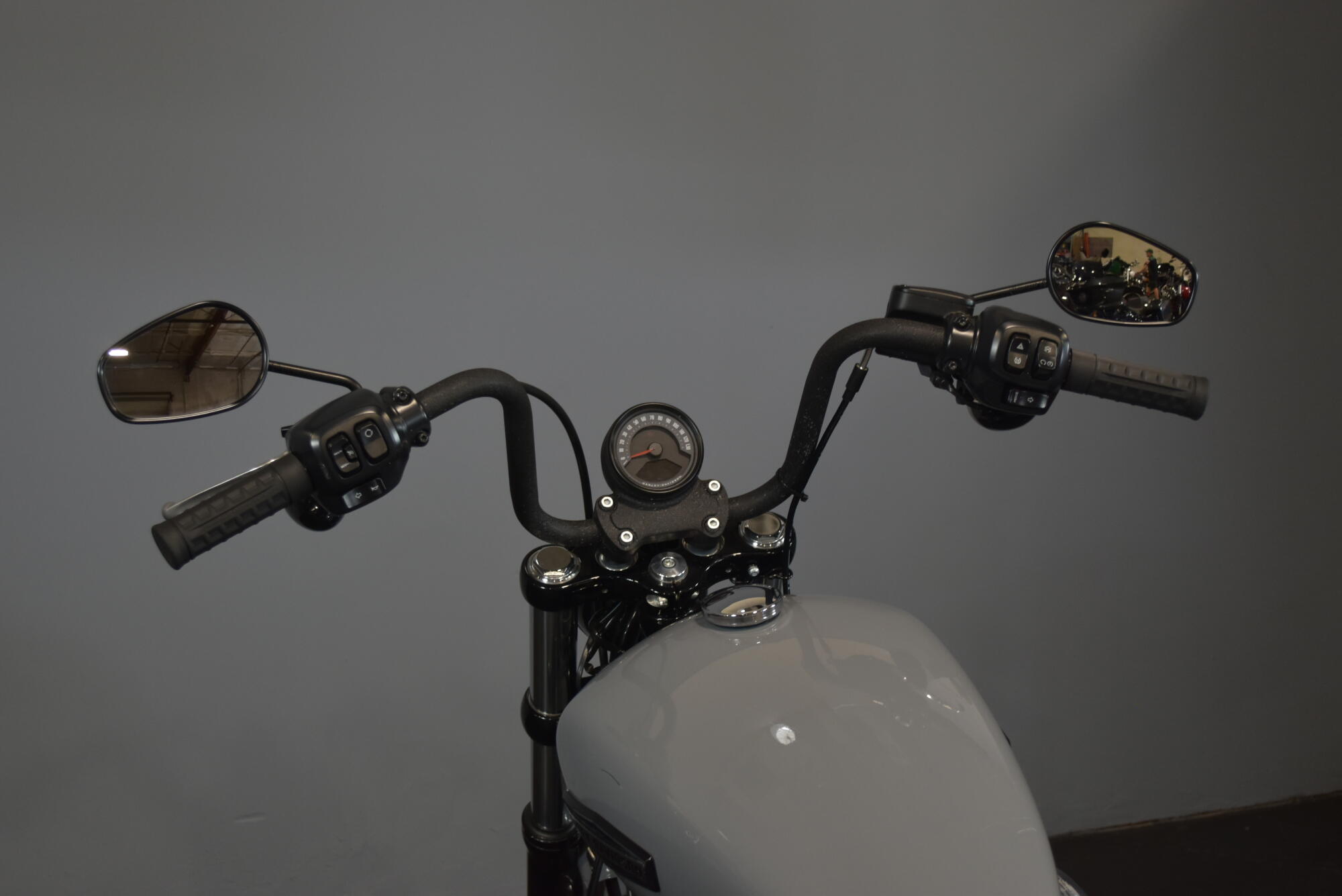 2026 Harley-Davidson® Street Bob® Dark Billiard Gray Chrome Cast Wheels, photo 17