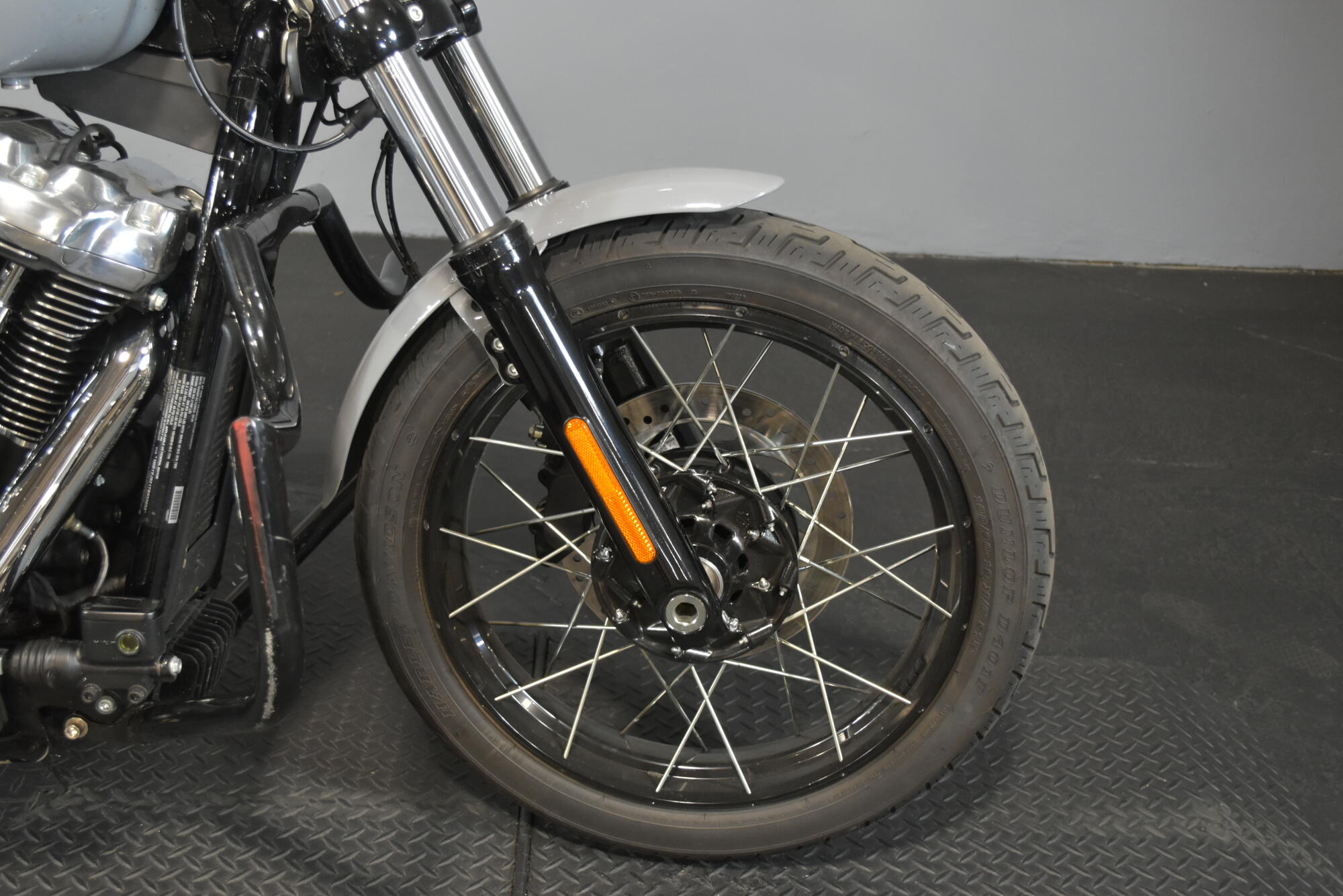 2026 Harley-Davidson® Street Bob® Dark Billiard Gray Chrome Cast Wheels, photo 9