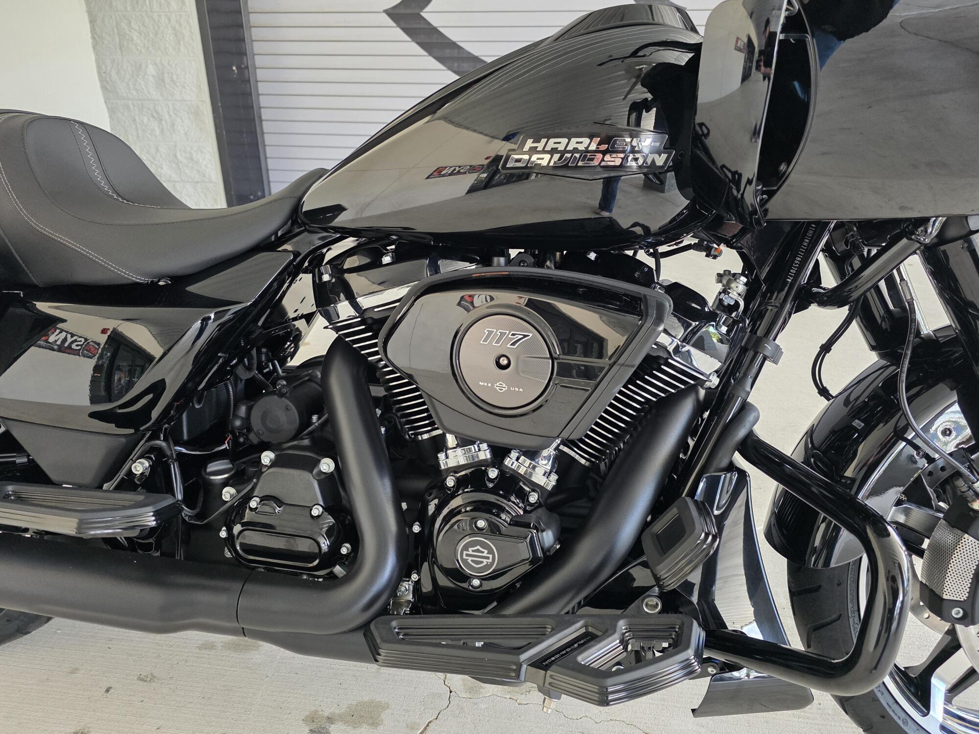2026 Harley-Davidson® Road Glide® Vivid Black Black Trim, photo 6