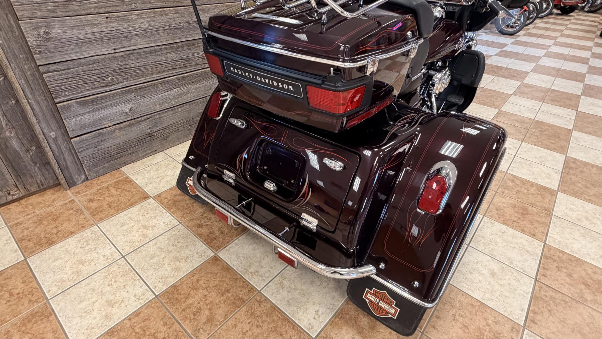 2005 Harley-Davidson® Electra Glide® Ultra Classic® Two-Tone Black Cherry Pearl and Black Pearl, photo 9