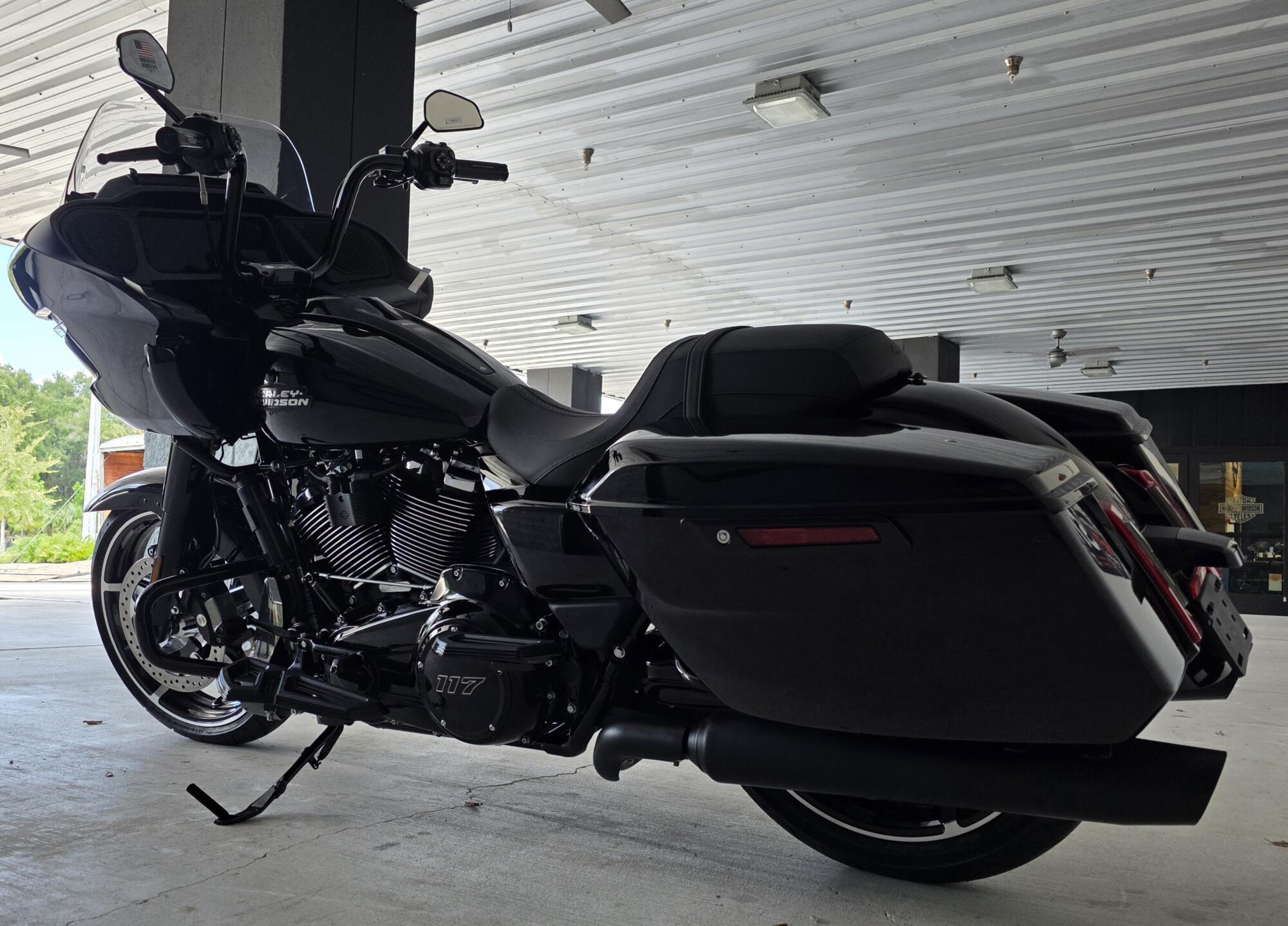 2026 Harley-Davidson® Road Glide® Vivid Black Black Trim, photo 10