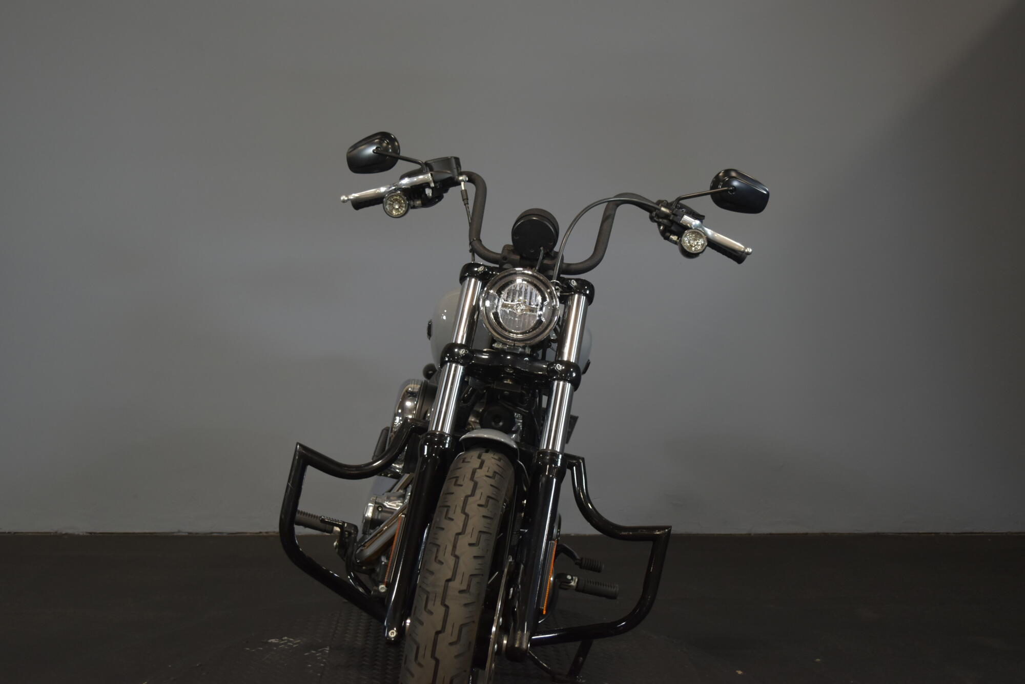 2026 Harley-Davidson® Street Bob® Dark Billiard Gray Chrome Cast Wheels, photo 3