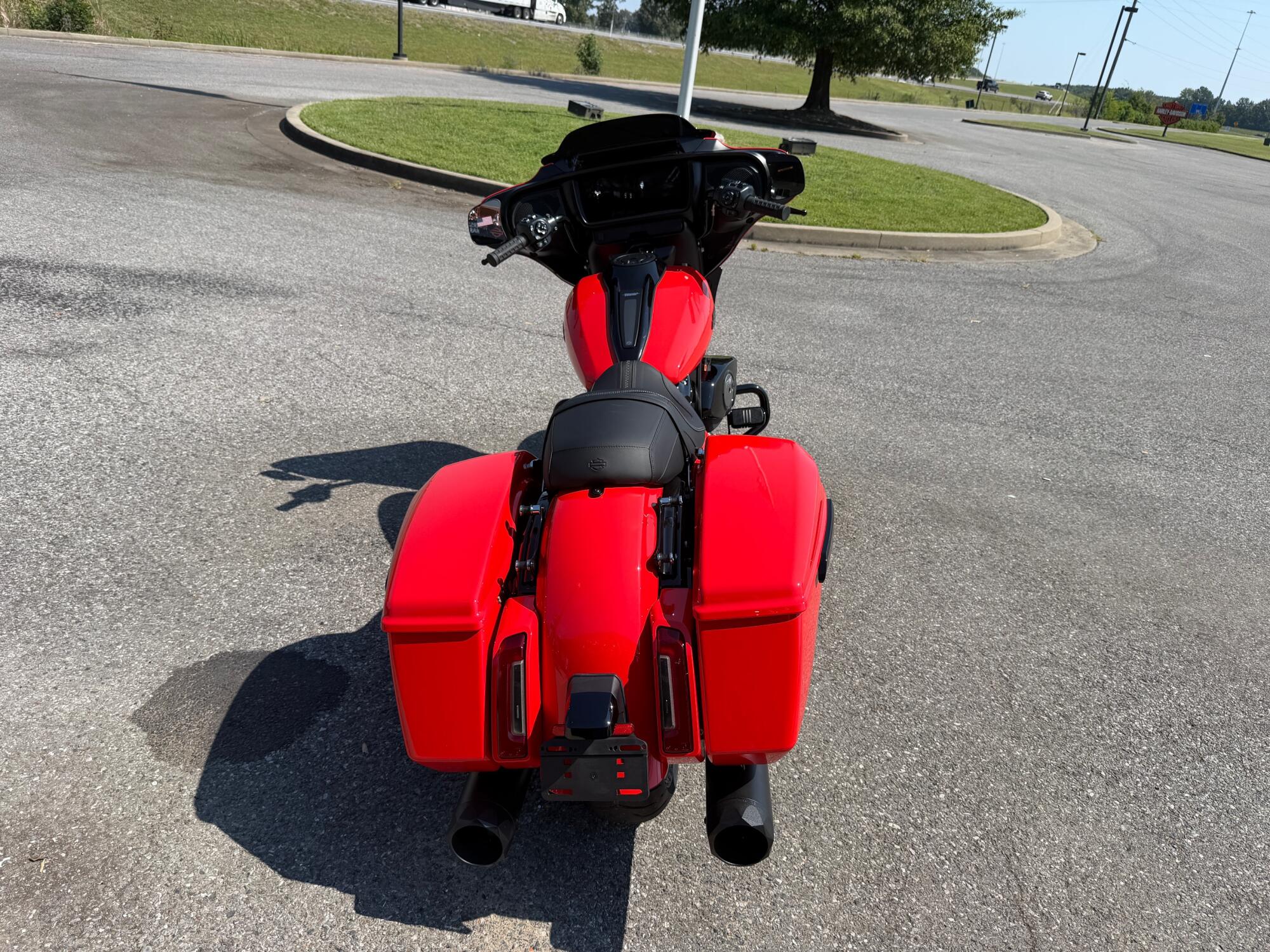 2026 Harley-Davidson® Street Glide® Blood Orange Black Trim, photo 9