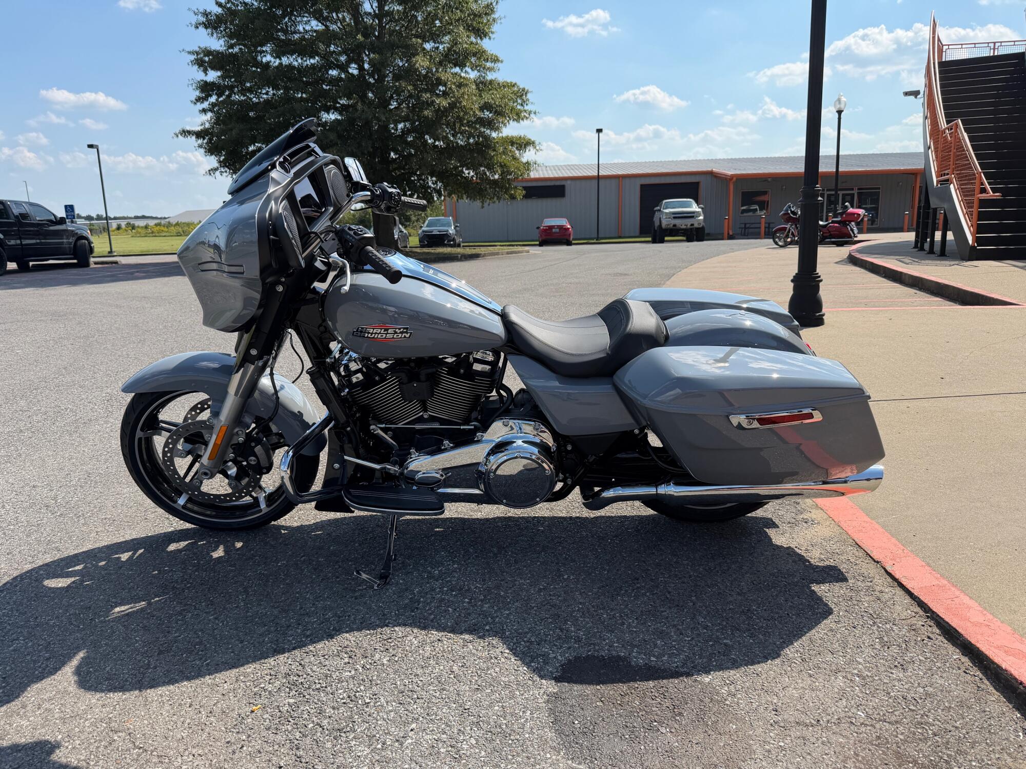 2026 Harley-Davidson® Street Glide® Solo Dark Billiard Gray, photo 7