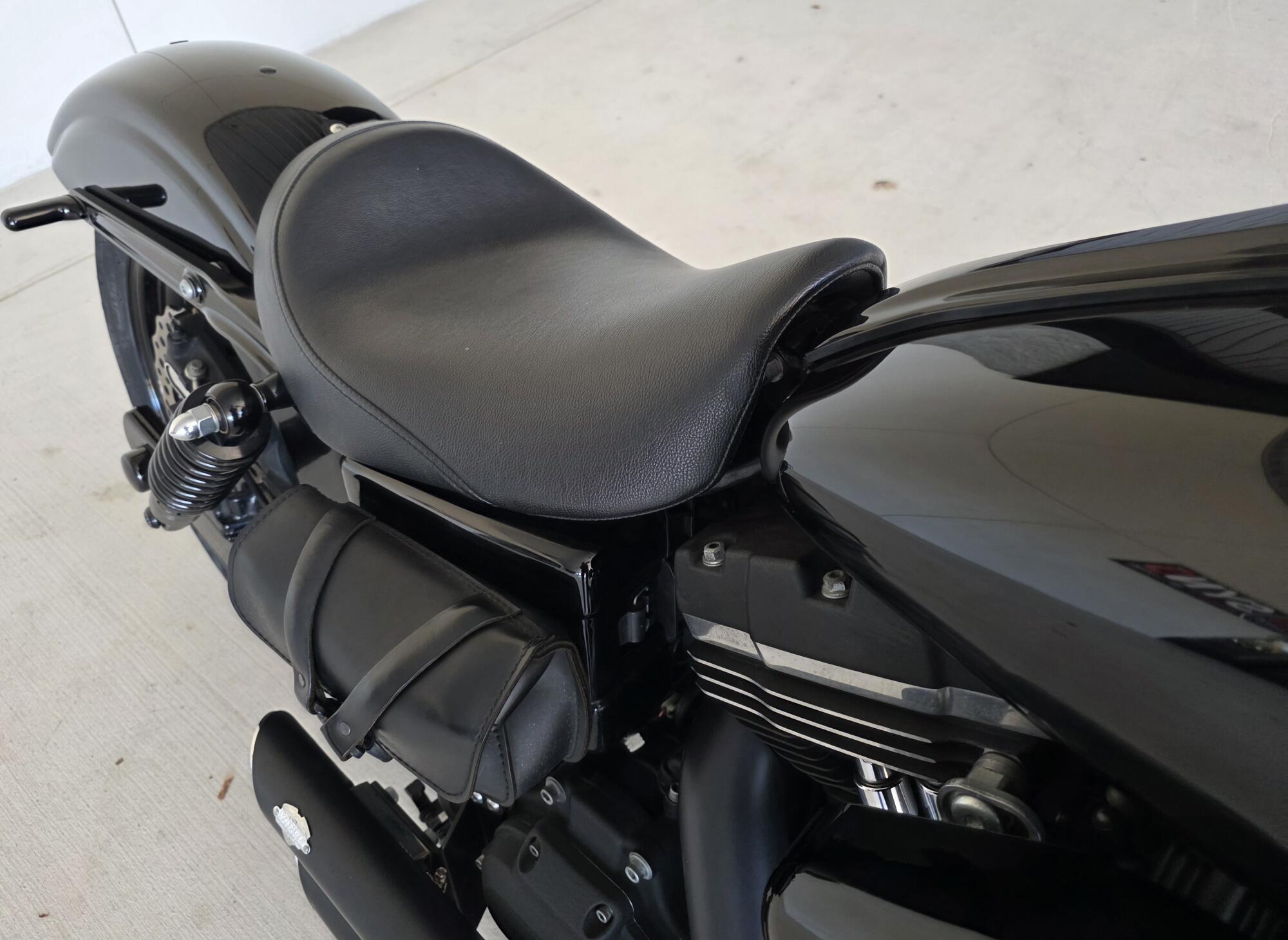 2015 Harley-Davidson® Street Bob® Vivid Black, photo 6