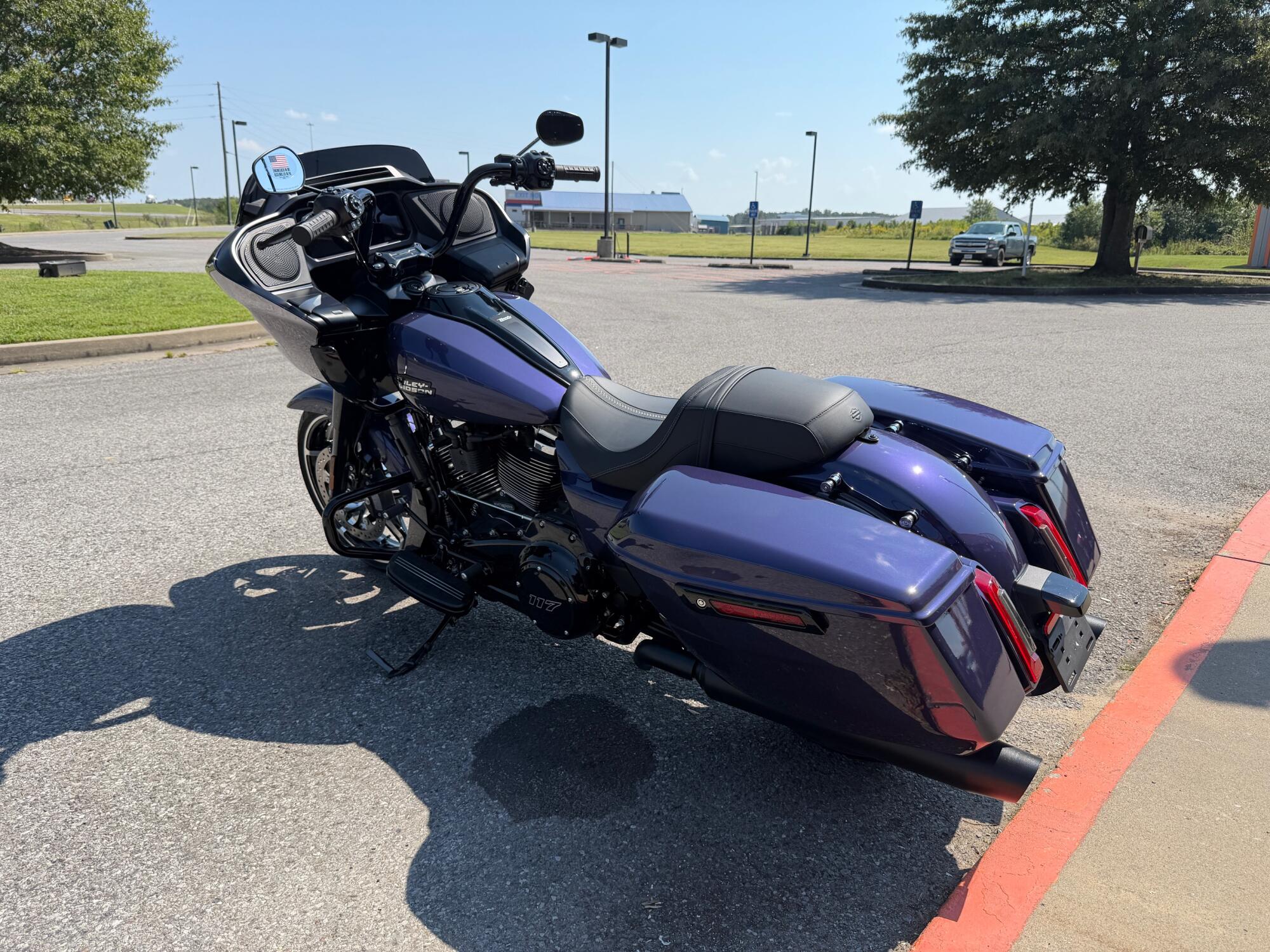 2026 Harley-Davidson® Road Glide™ Purple Abyss Black Trim, photo 8