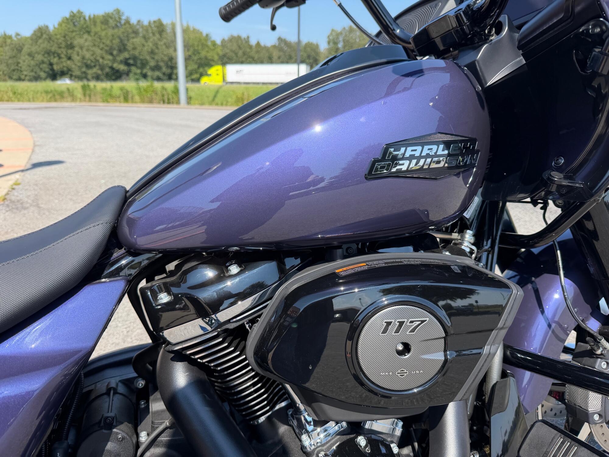 2026 Harley-Davidson® Road Glide™ Purple Abyss Black Trim, photo 4