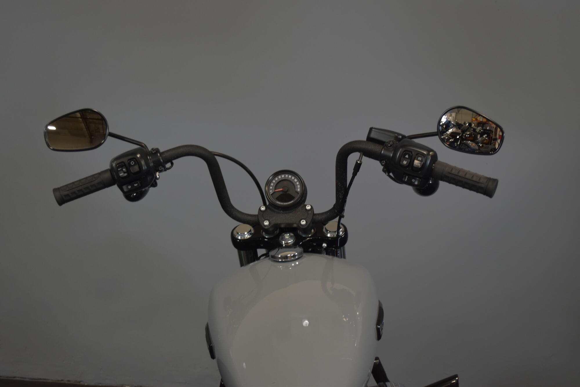 2026 Harley-Davidson® Street Bob® Dark Billiard Gray Chrome Cast Wheels, photo 16