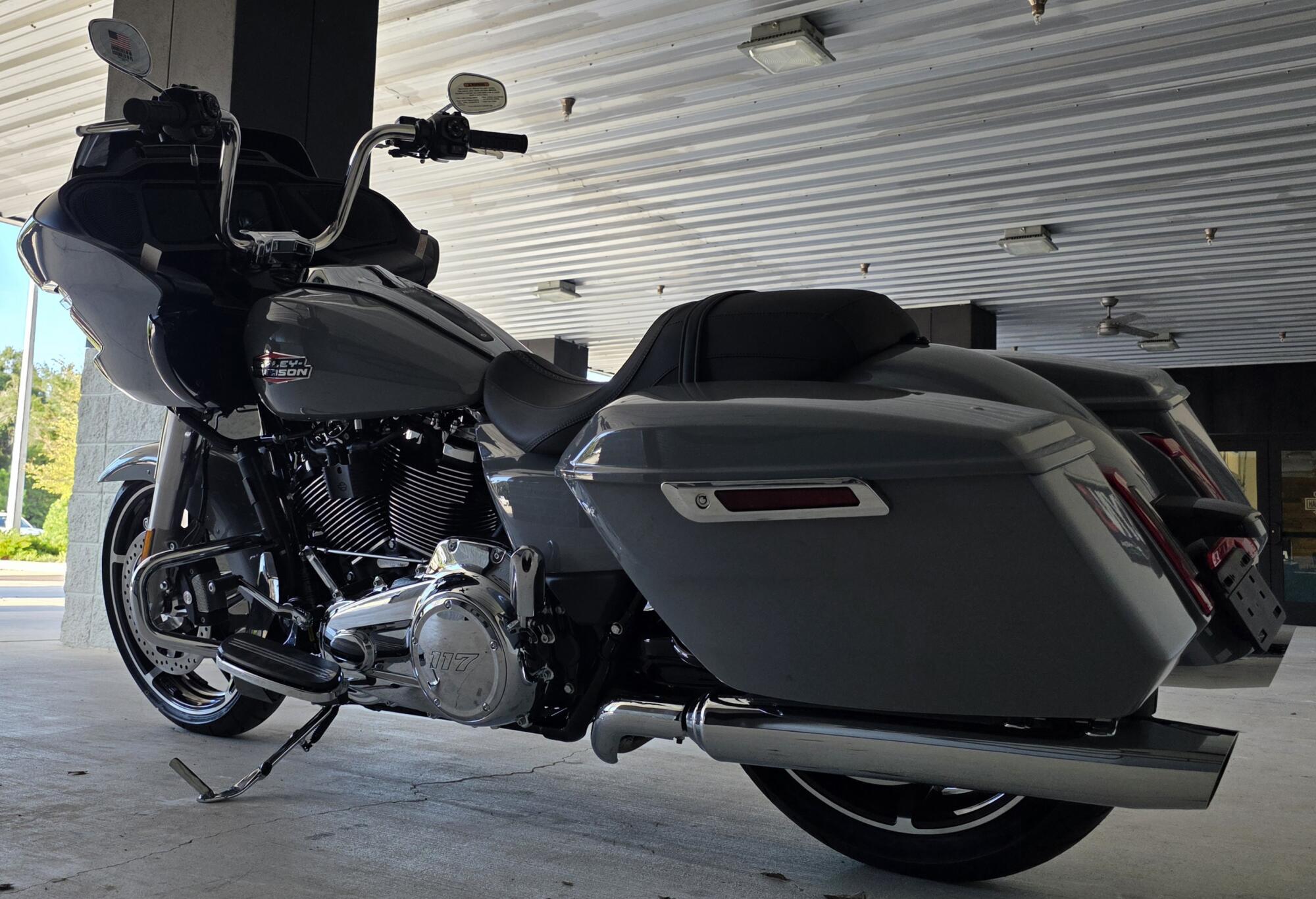 2026 Harley-Davidson® Road Glide® Dark Billiard Gray Chrome Trim, photo 9