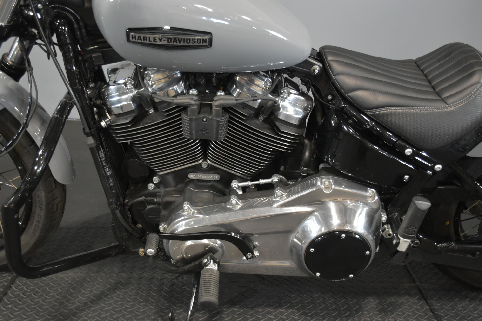 2026 Harley-Davidson® Street Bob® Dark Billiard Gray Chrome Cast Wheels, photo 13