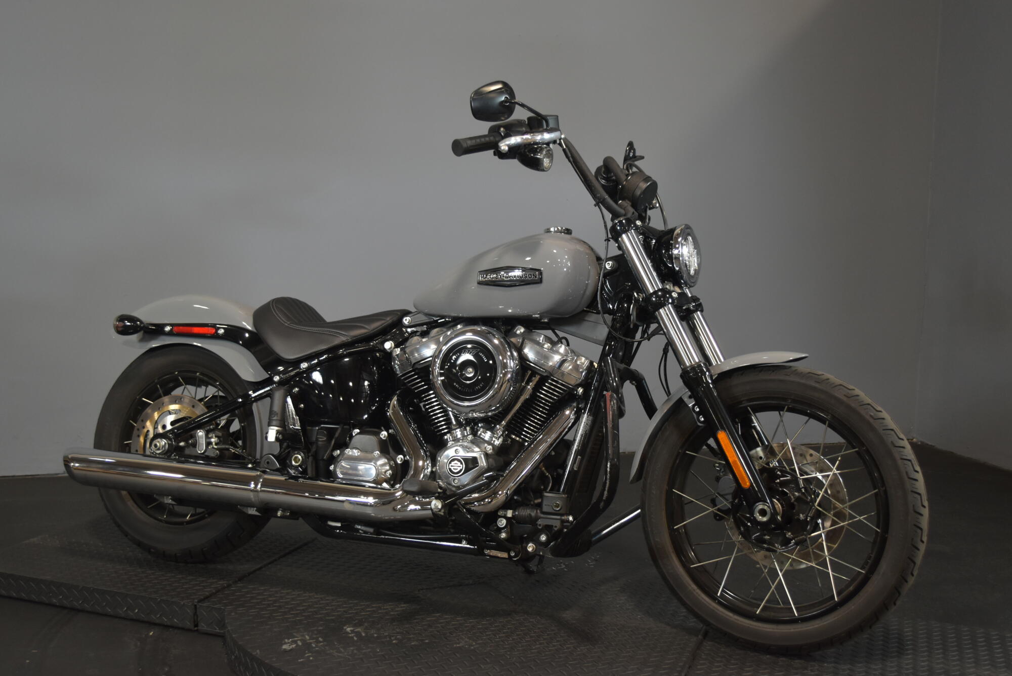 2026 Harley-Davidson® Street Bob® Dark Billiard Gray Chrome Cast Wheels, photo 2
