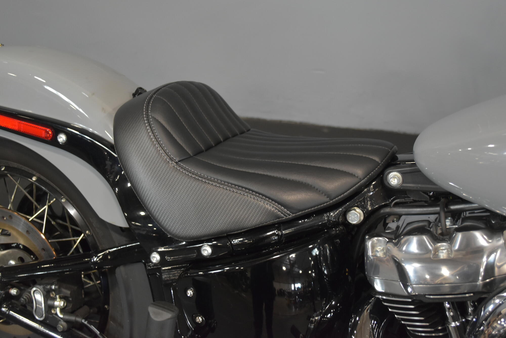 2026 Harley-Davidson® Street Bob® Dark Billiard Gray Chrome Cast Wheels, photo 19