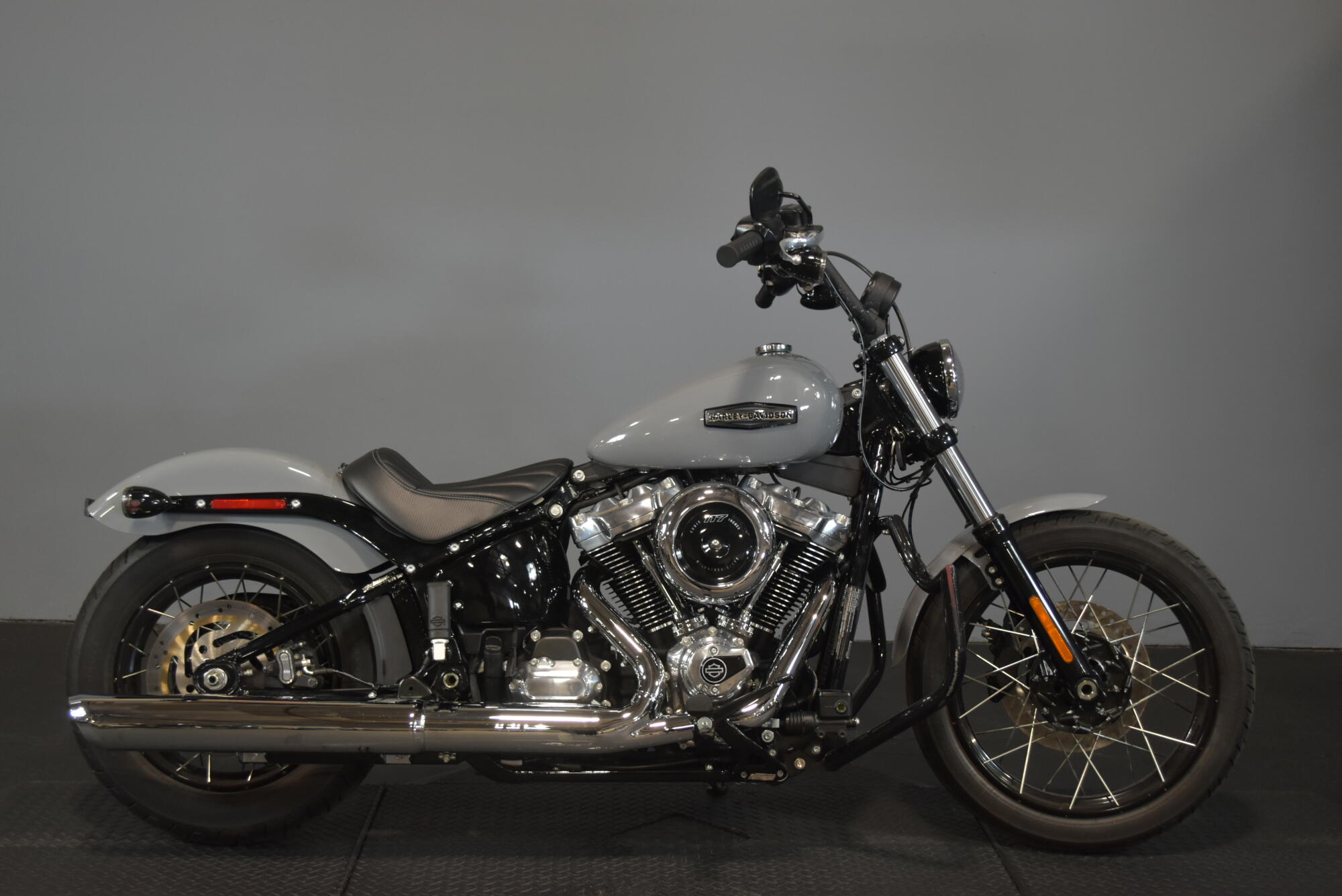 2026 Harley-Davidson® Street Bob® Dark Billiard Gray Chrome Cast Wheels