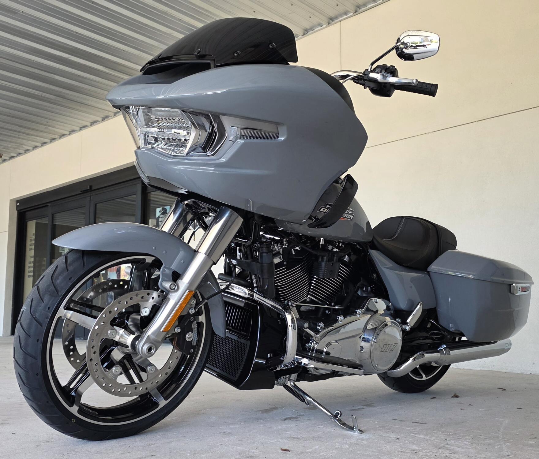 2026 Harley-Davidson® Road Glide® Dark Billiard Gray Chrome Trim, photo 10