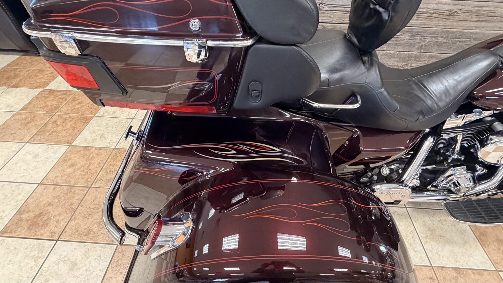 2005 Harley-Davidson® Electra Glide® Ultra Classic® Two-Tone Black Cherry Pearl and Black Pearl, photo 7
