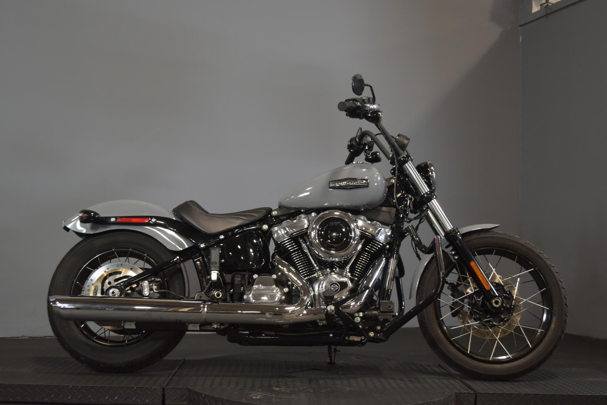 2026 Harley-Davidson® Street Bob® Dark Billiard Gray Chrome Cast Wheels, photo 22