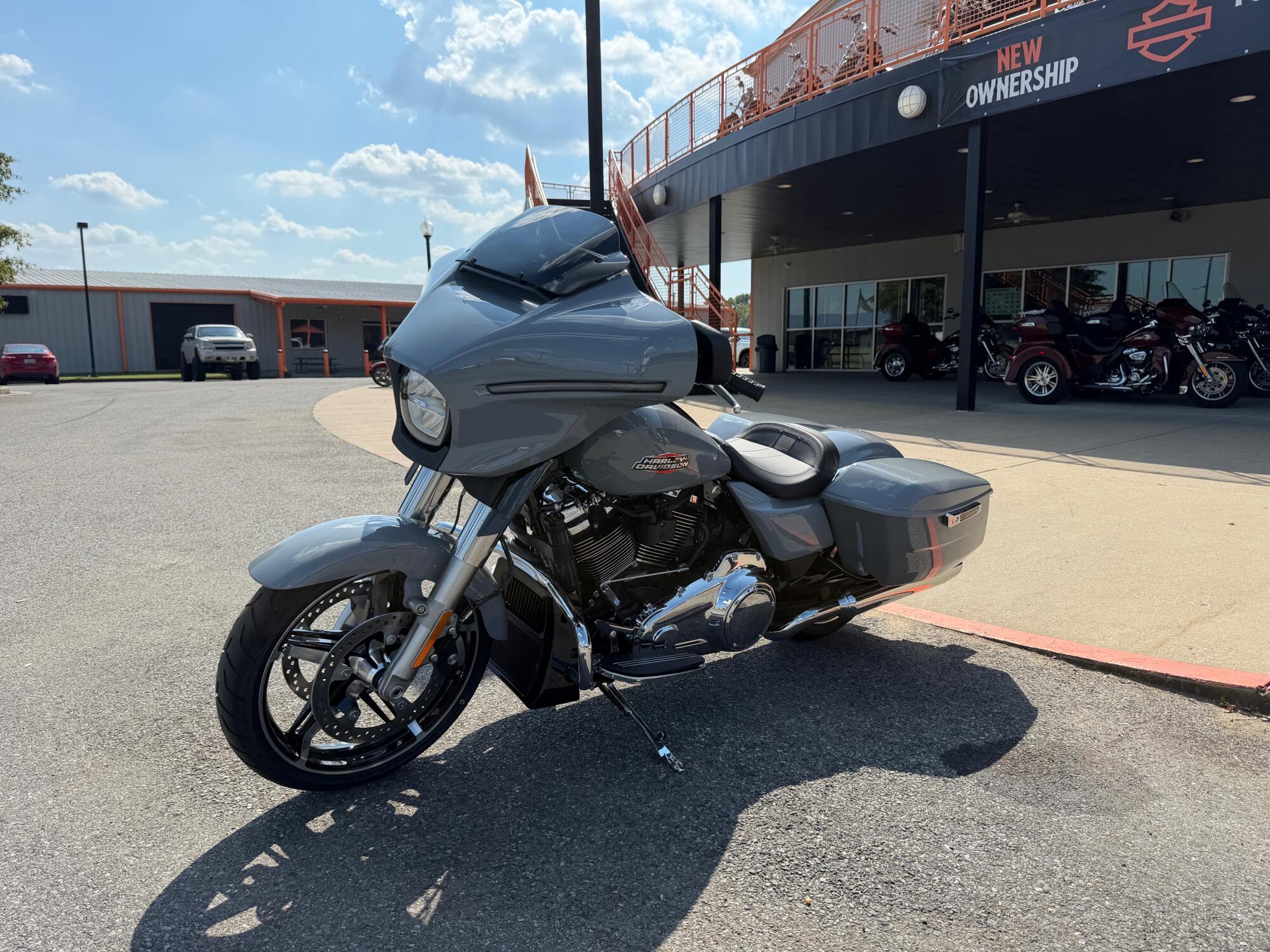 2026 Harley-Davidson® Street Glide® Solo Dark Billiard Gray, photo 6