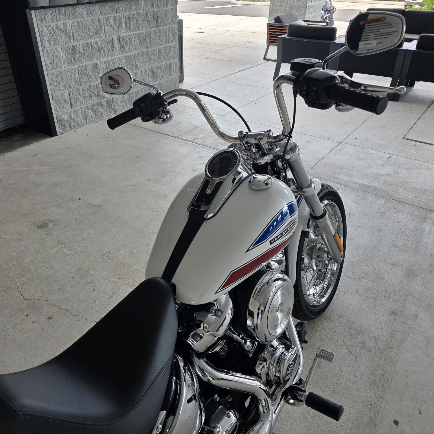 2026 Harley-Davidson® Super Glide® White Onyx Pearl, photo 7