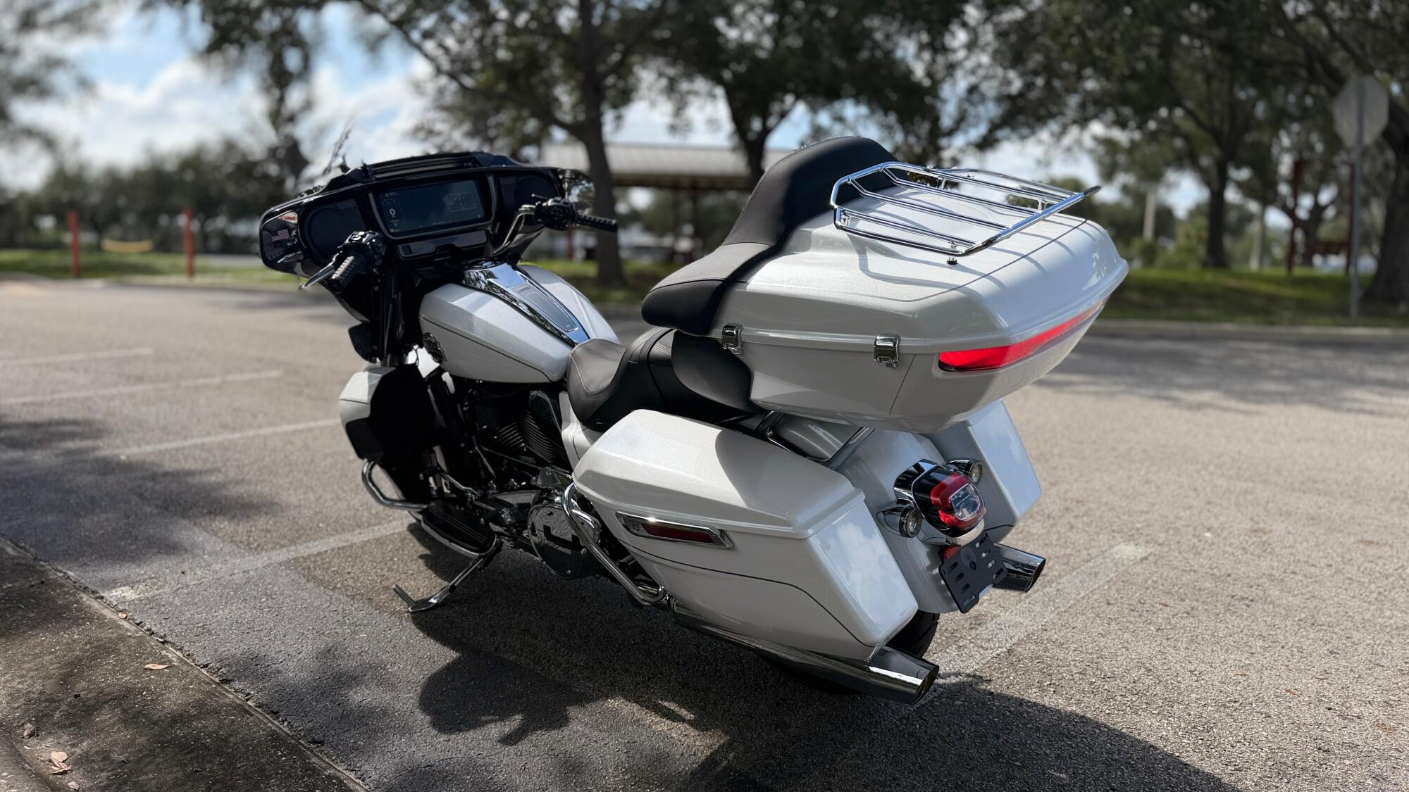 2026 Harley-Davidson® Street Glide Limited White Onyx Pearl Chrome Trim, photo 6
