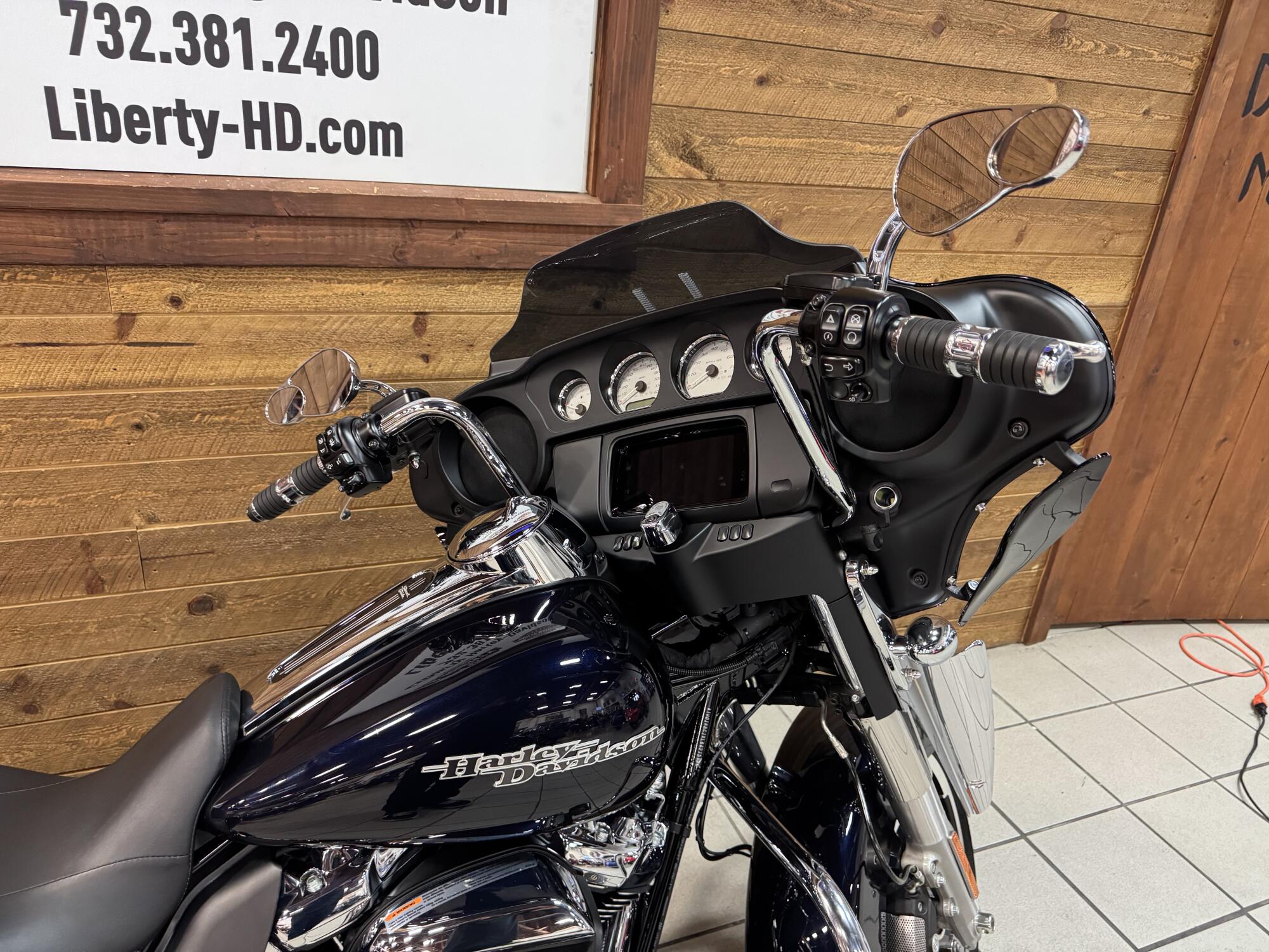 2020 Harley-Davidson® Street Glide® Midnight Blue Street Glide, photo 6