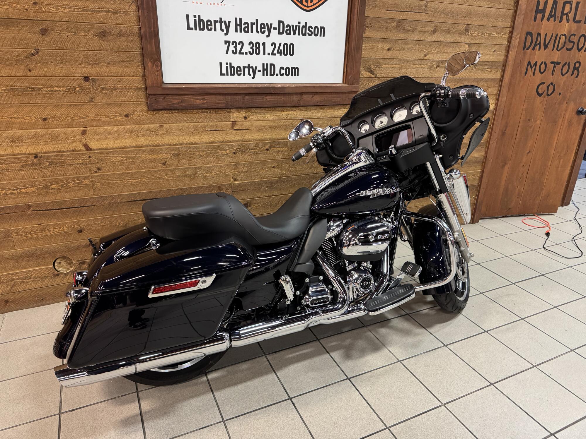 2020 Harley-Davidson® Street Glide® Midnight Blue Street Glide, photo 8