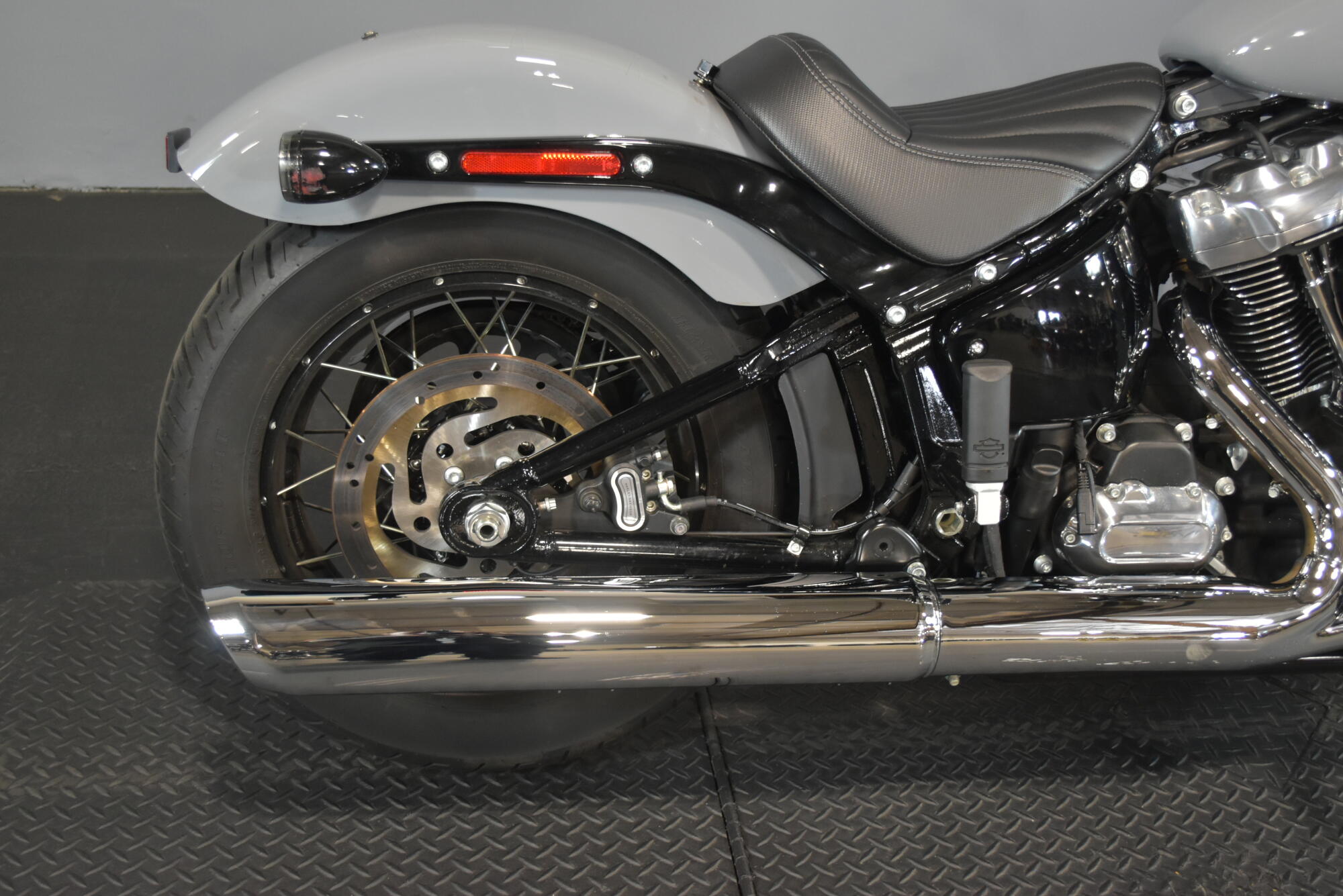 2026 Harley-Davidson® Street Bob® Dark Billiard Gray Chrome Cast Wheels, photo 11