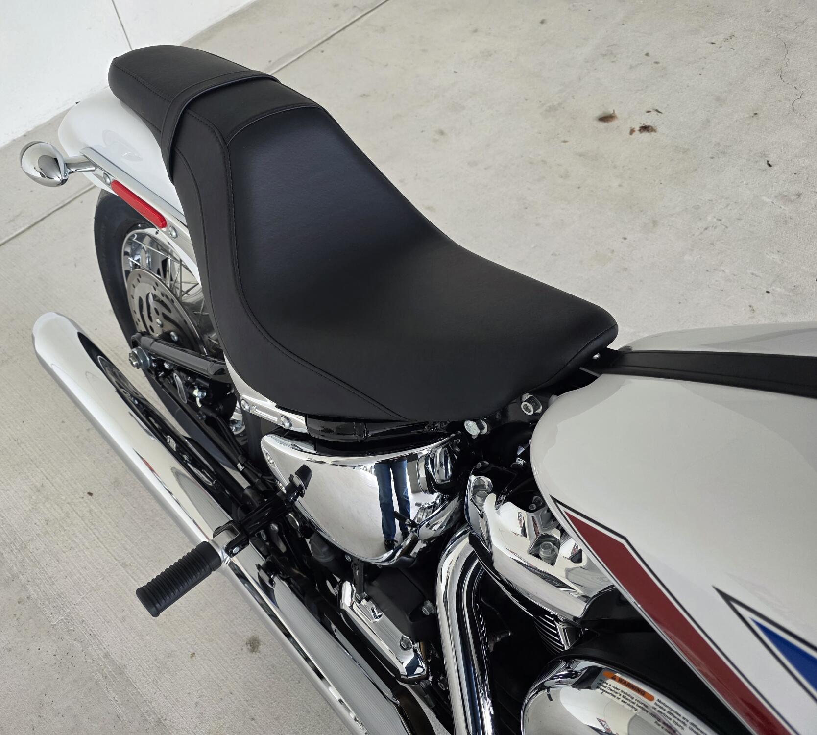 2026 Harley-Davidson® Super Glide® White Onyx Pearl, photo 6