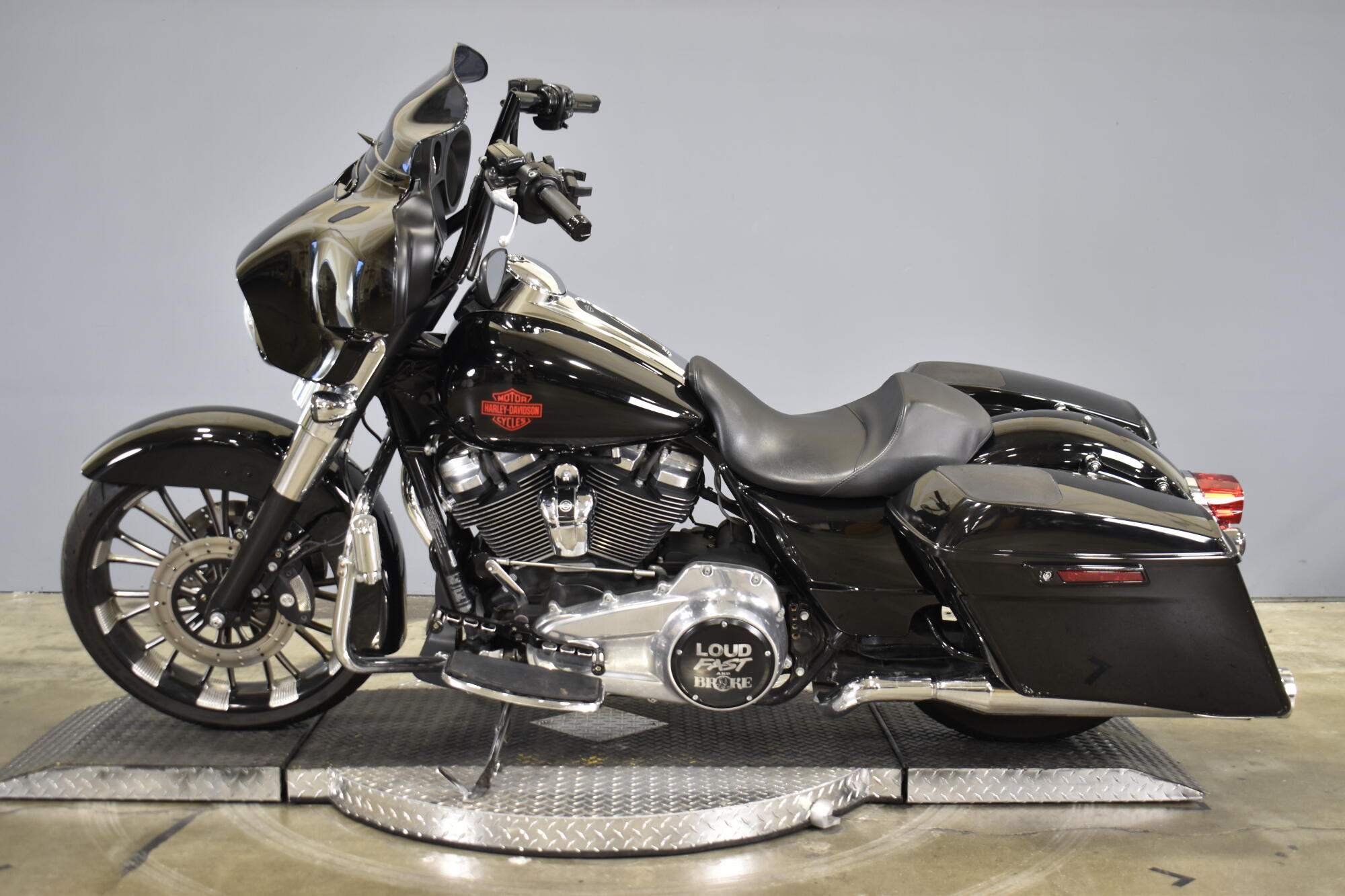 2020 Harley-Davidson® Electra Glide® Standard Vivid Black, photo 5