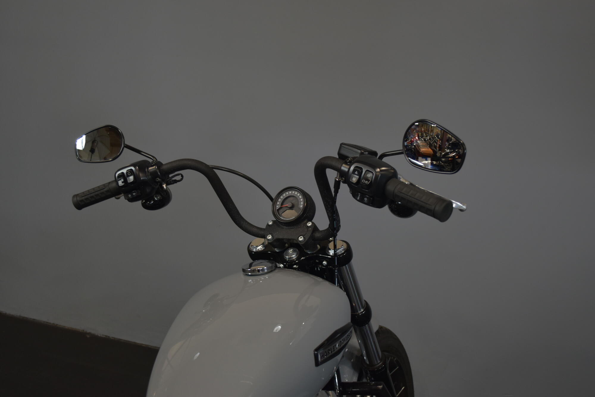 2026 Harley-Davidson® Street Bob® Dark Billiard Gray Chrome Cast Wheels, photo 15