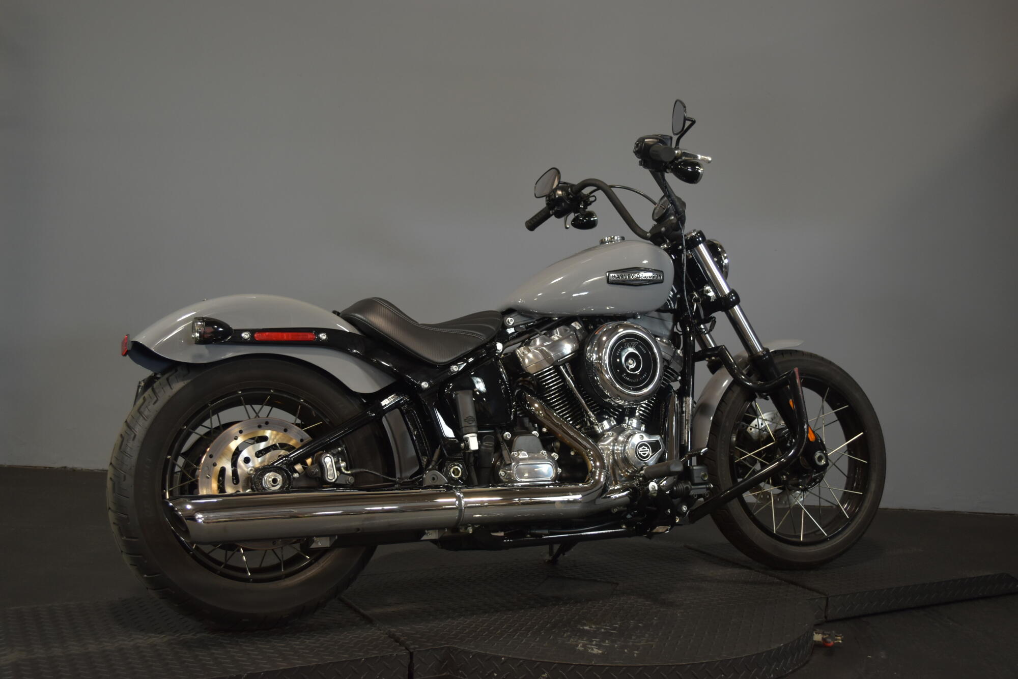 2026 Harley-Davidson® Street Bob® Dark Billiard Gray Chrome Cast Wheels, photo 8