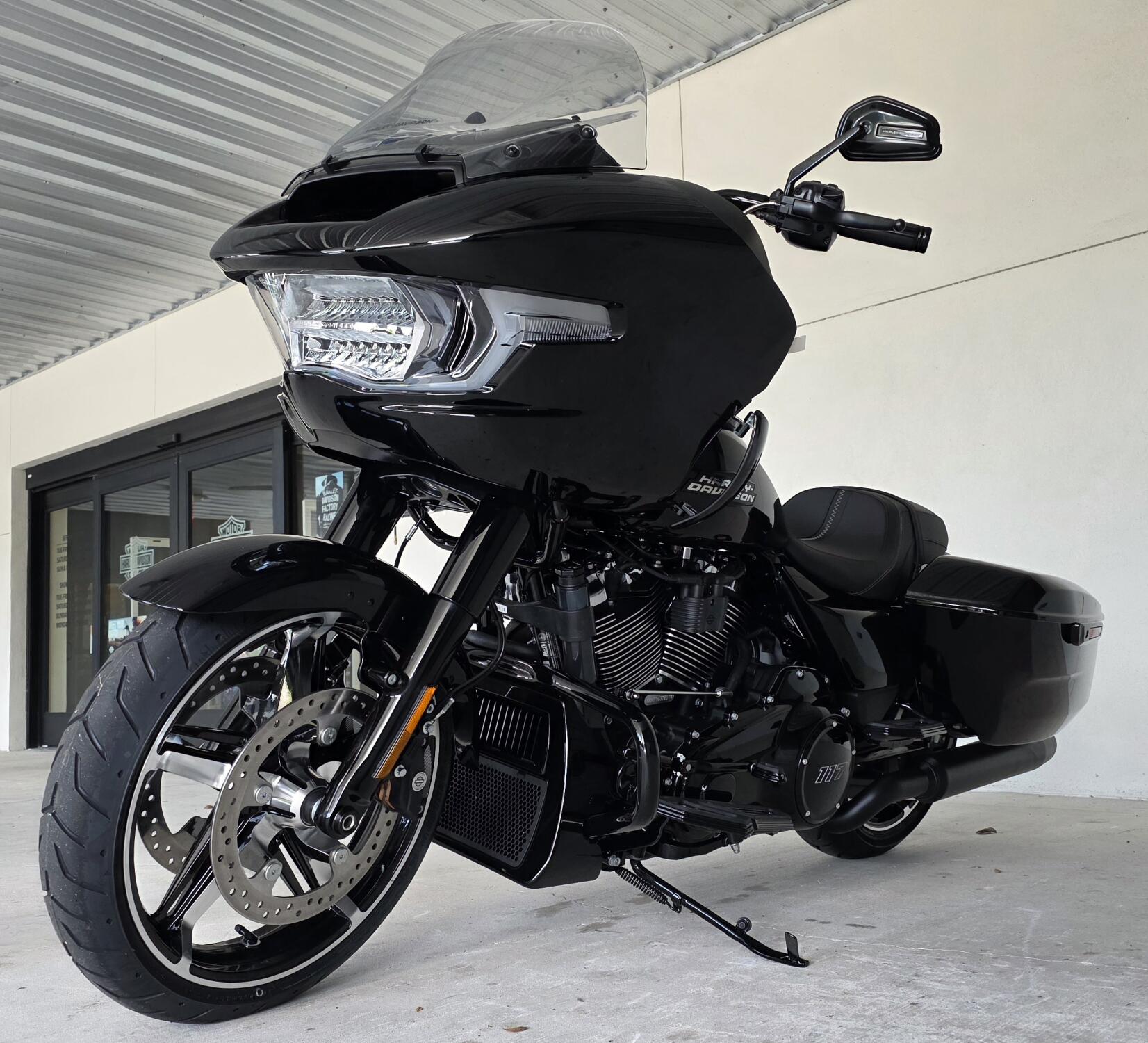 2026 Harley-Davidson® Road Glide® Vivid Black Black Trim, photo 11