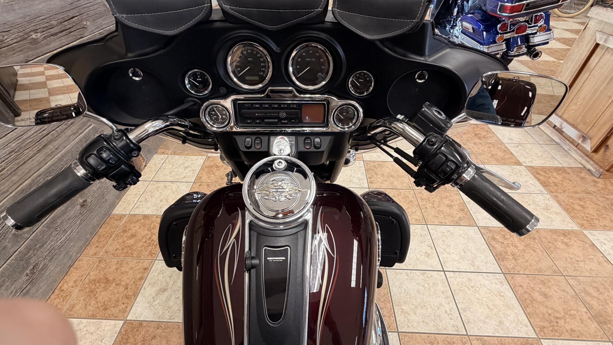 2005 Harley-Davidson® Electra Glide® Ultra Classic® Two-Tone Black Cherry Pearl and Black Pearl, photo 8