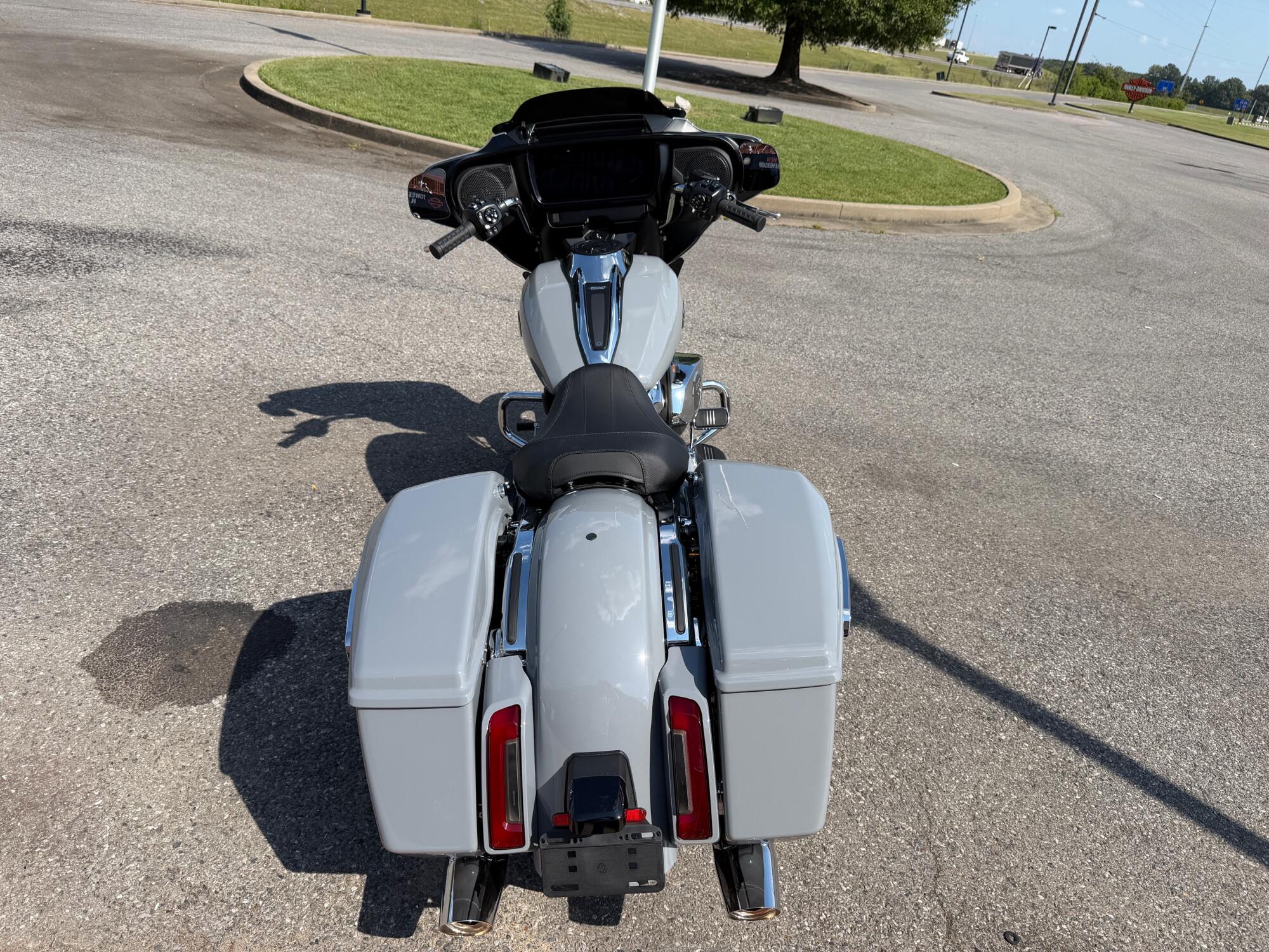 2026 Harley-Davidson® Street Glide® Solo Dark Billiard Gray, photo 9