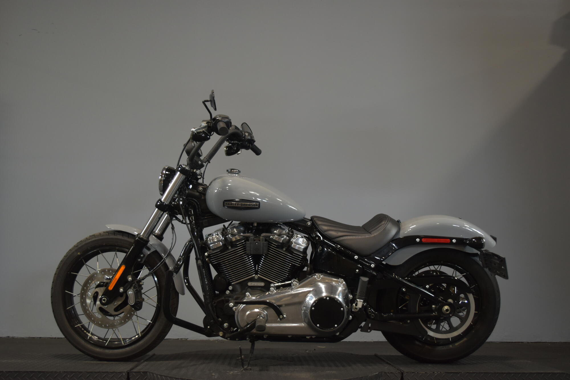 2026 Harley-Davidson® Street Bob® Dark Billiard Gray Chrome Cast Wheels, photo 6