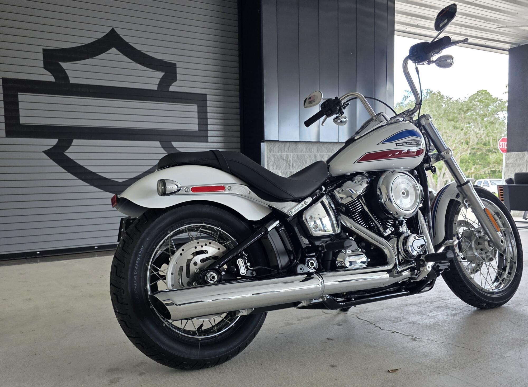 2026 Harley-Davidson® Super Glide® White Onyx Pearl, photo 8