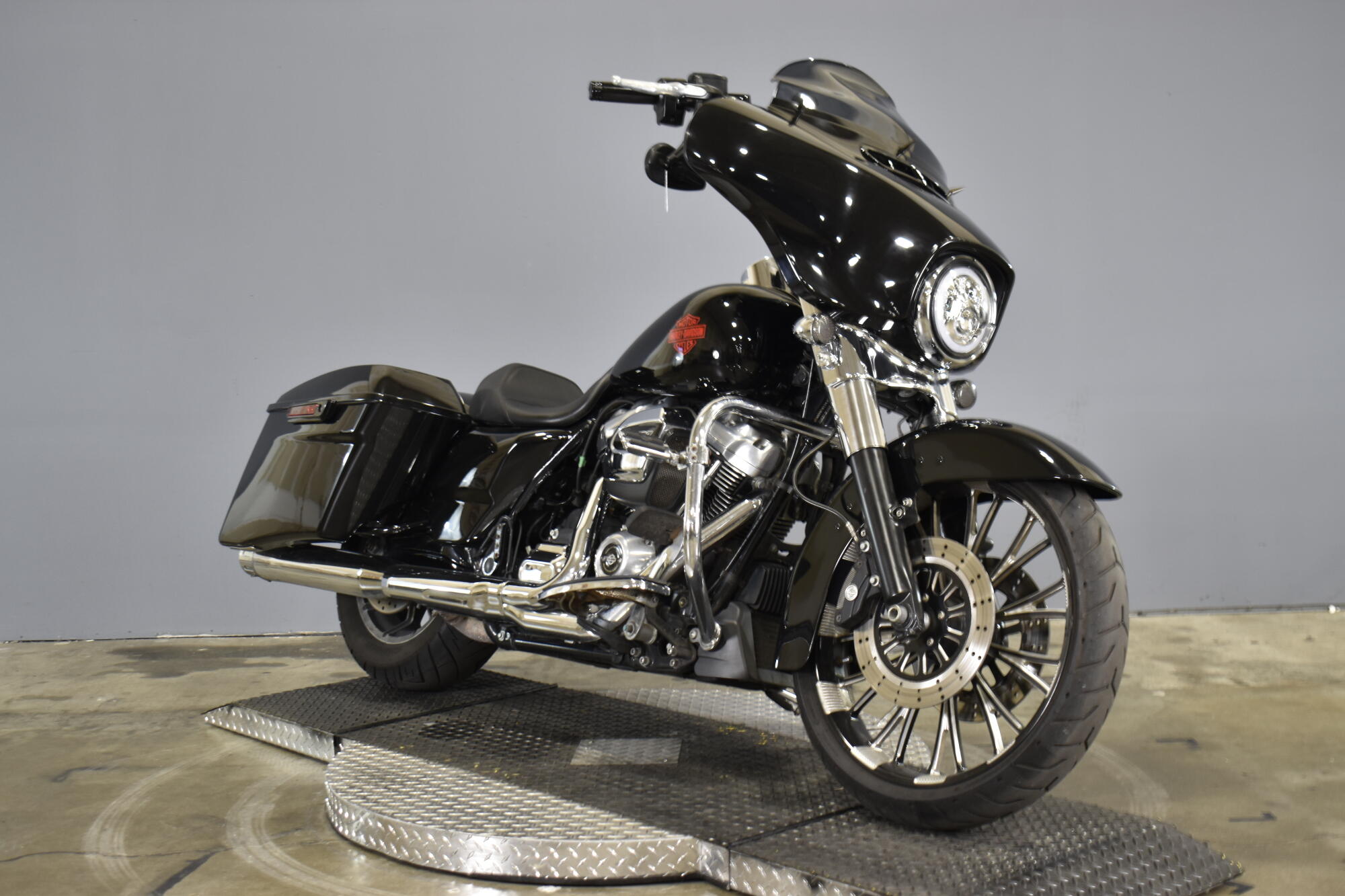 2020 Harley-Davidson® Electra Glide® Standard Vivid Black, photo 2