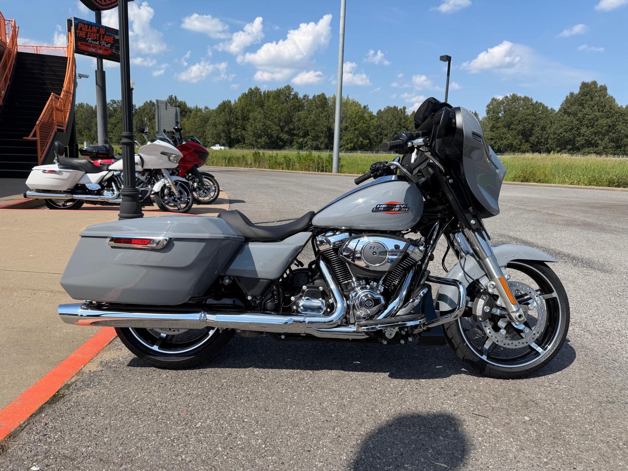 2026 Harley-Davidson® Street Glide® Solo Dark Billiard Gray, photo 2