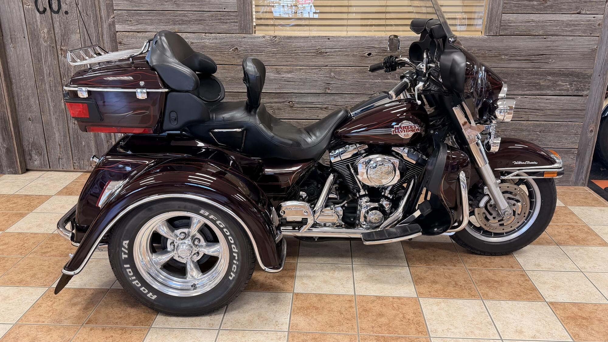 2005 Harley-Davidson® Electra Glide® Ultra Classic® Two-Tone Black Cherry Pearl and Black Pearl