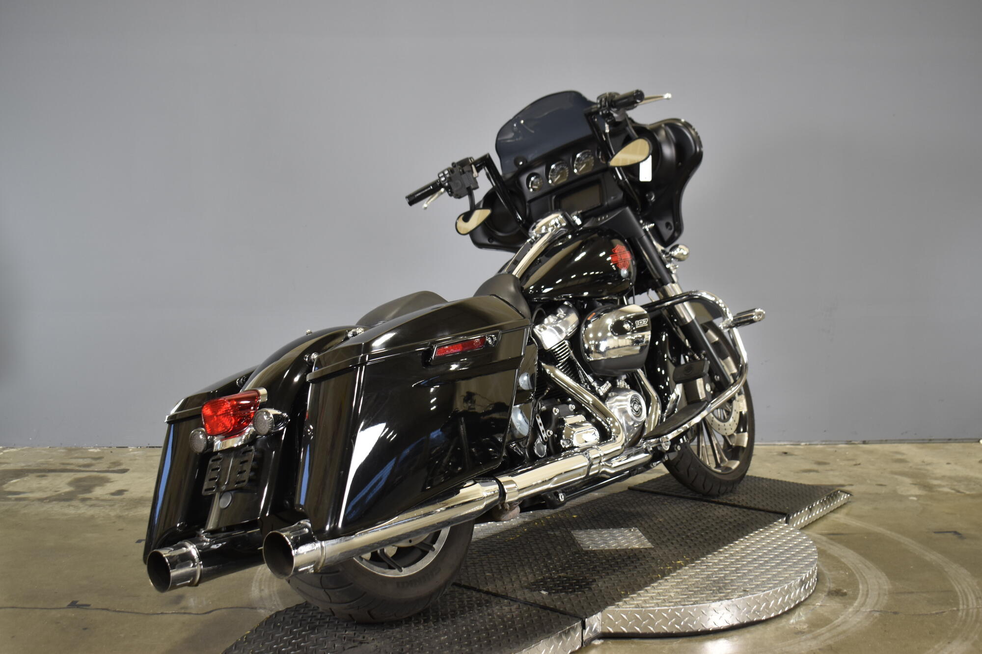 2020 Harley-Davidson® Electra Glide® Standard Vivid Black, photo 9