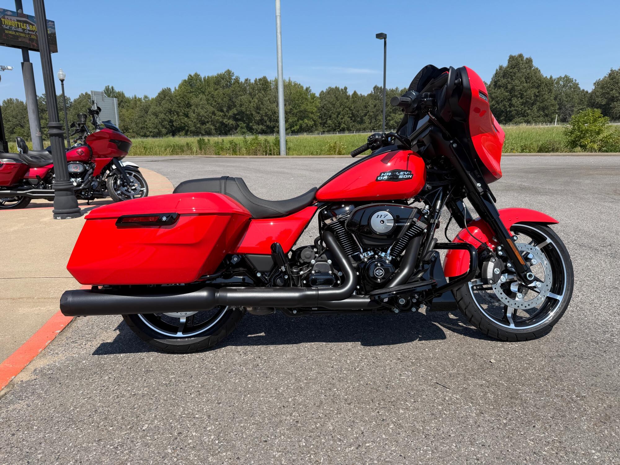 2026 Harley-Davidson® Street Glide® Blood Orange Black Trim, photo 2