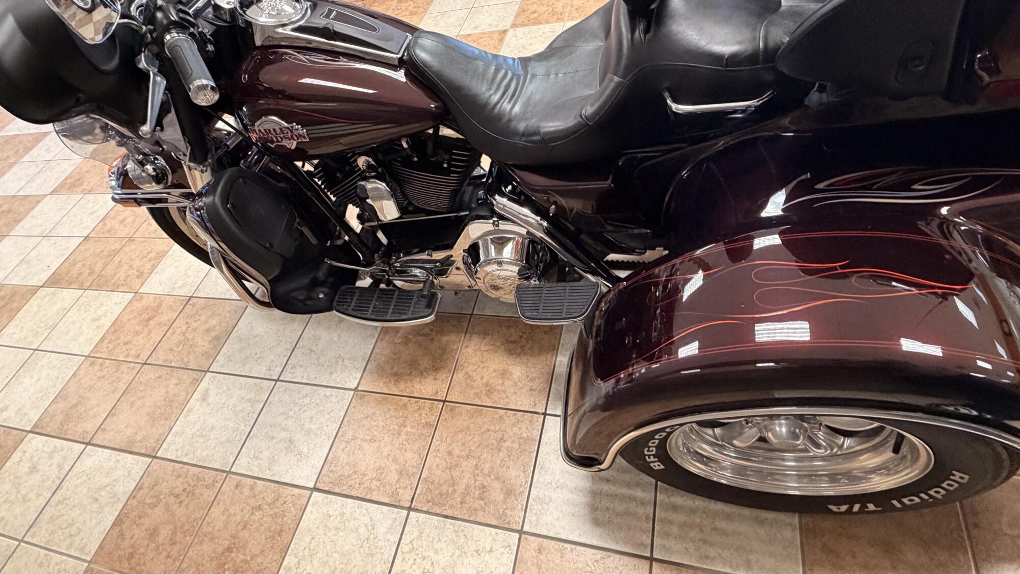 2005 Harley-Davidson® Electra Glide® Ultra Classic® Two-Tone Black Cherry Pearl and Black Pearl, photo 10