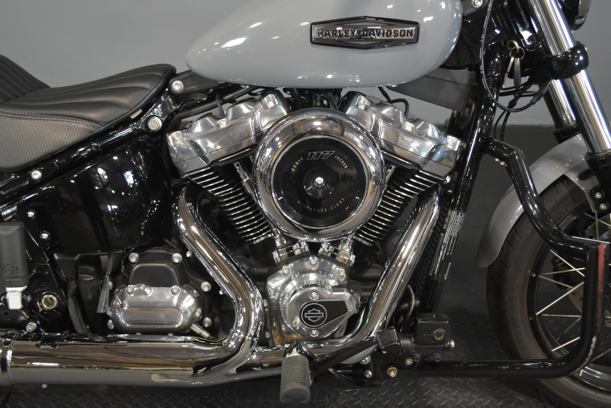 2026 Harley-Davidson® Street Bob® Dark Billiard Gray Chrome Cast Wheels, photo 10