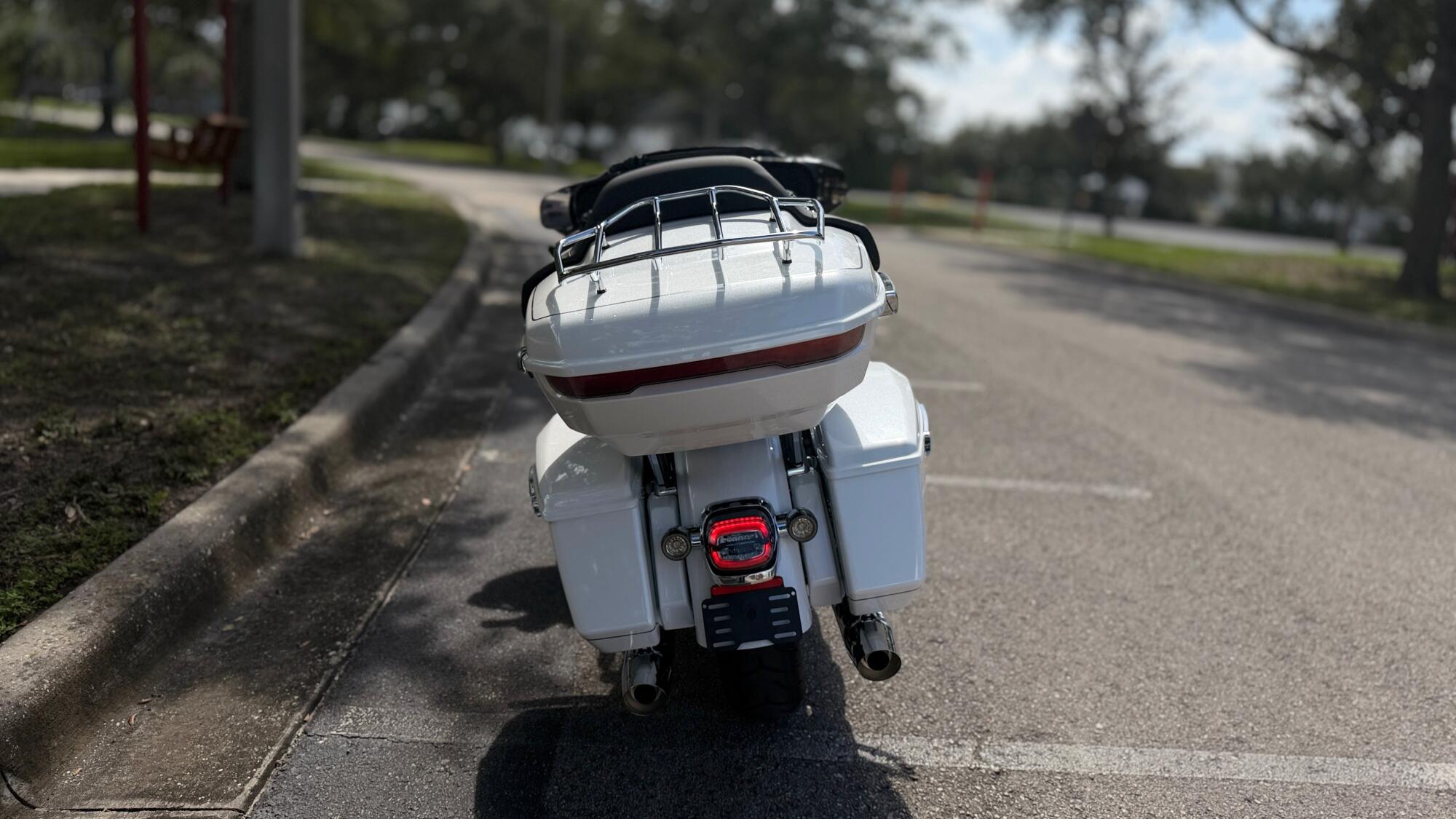 2026 Harley-Davidson® Street Glide Limited White Onyx Pearl Chrome Trim, photo 7