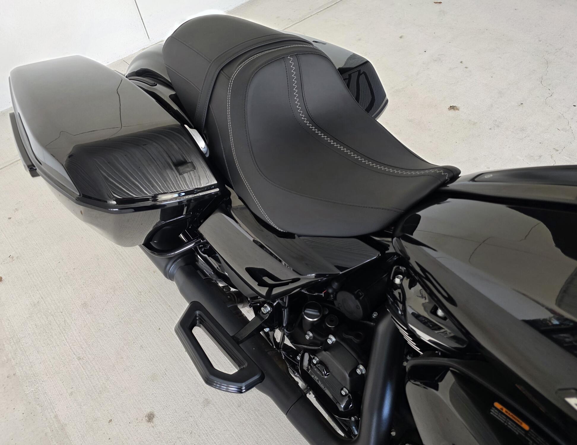 2026 Harley-Davidson® Road Glide® Vivid Black Black Trim, photo 7