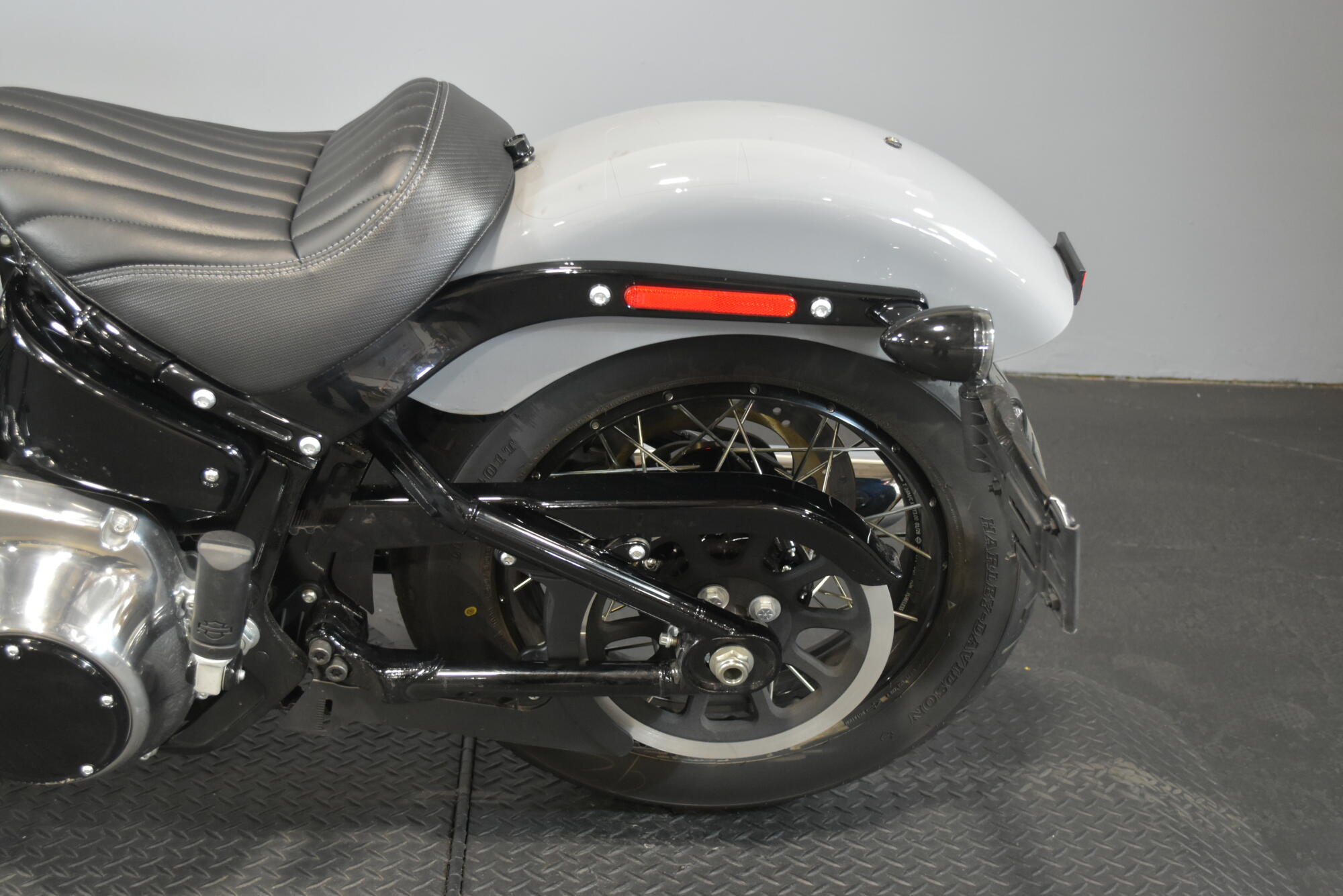 2026 Harley-Davidson® Street Bob® Dark Billiard Gray Chrome Cast Wheels, photo 14