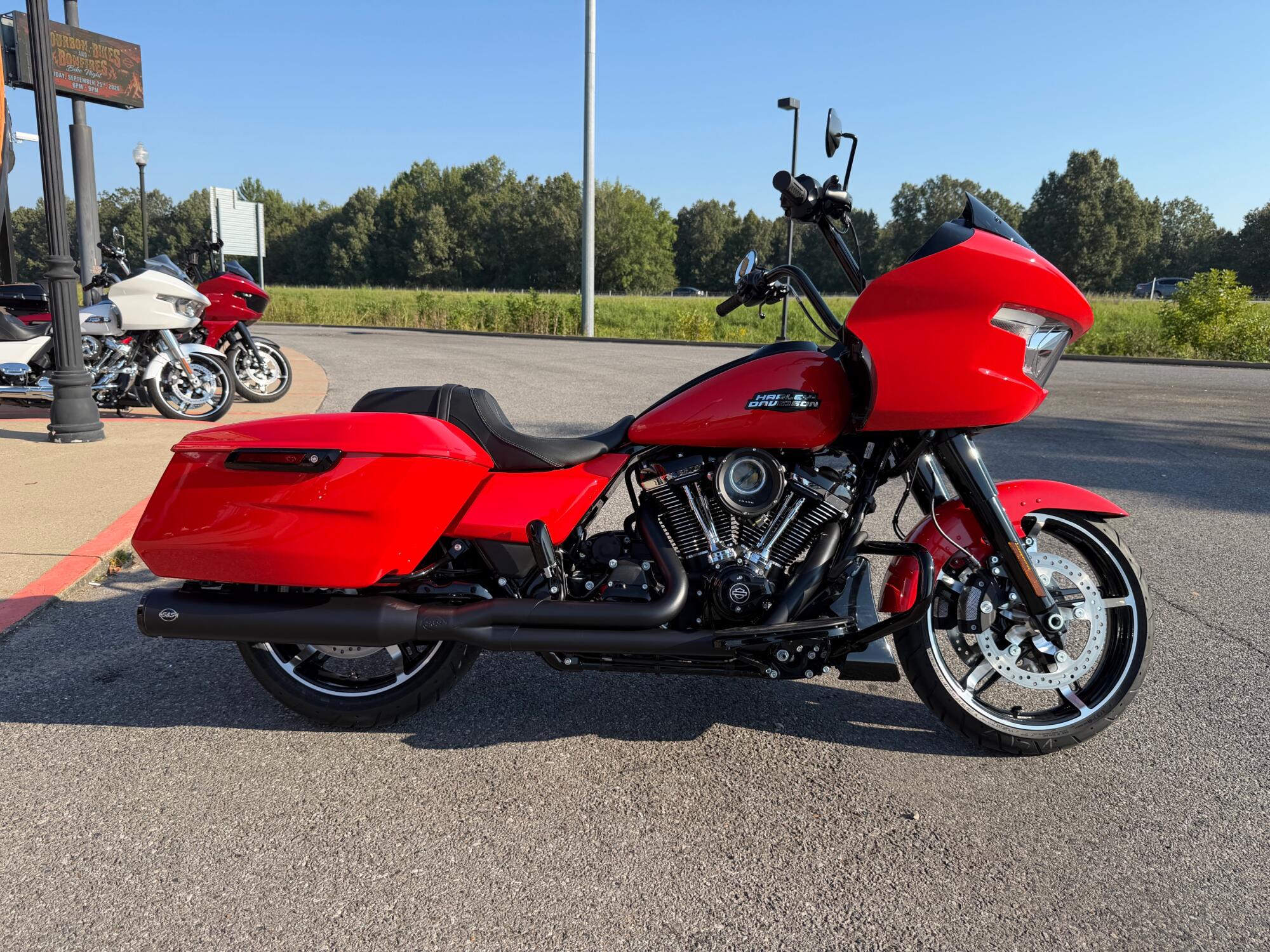 2026 Harley-Davidson® Road Glide™ Blood Orange Black Trim, photo 2