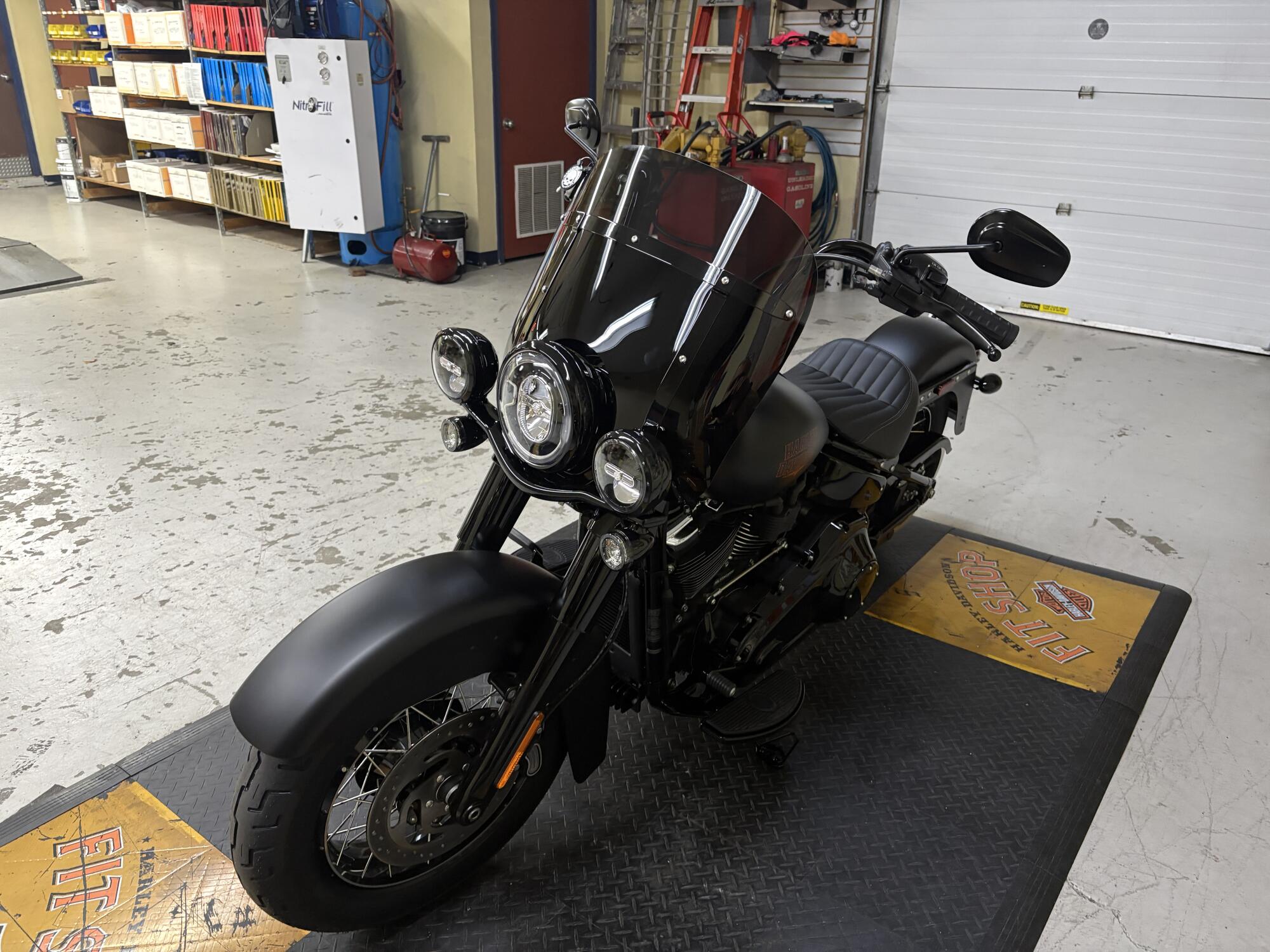 2026 Harley-Davidson® Deadwood™ Black Denim FLHD, photo 6