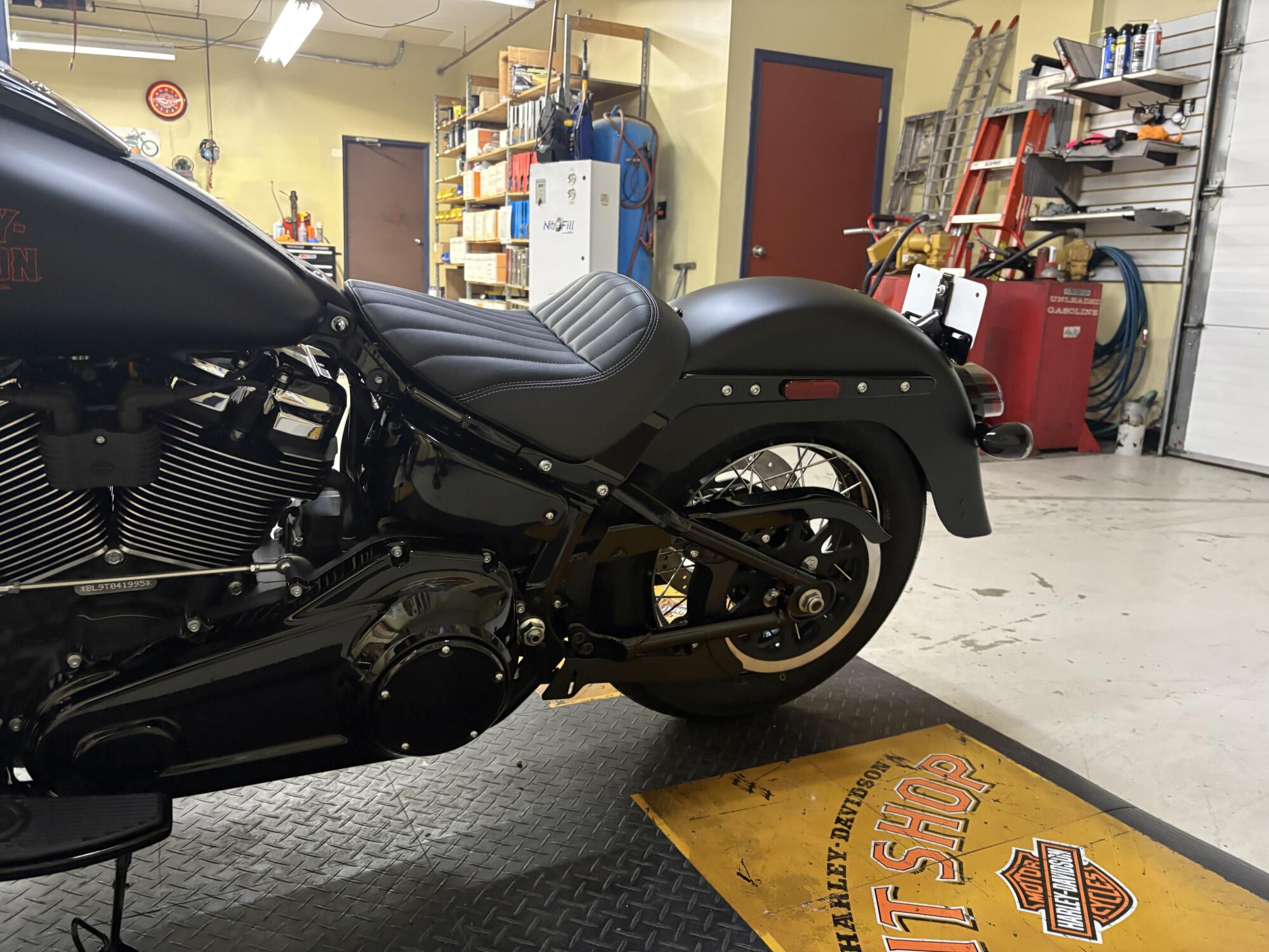 2026 Harley-Davidson® Deadwood™ Black Denim FLHD, photo 5